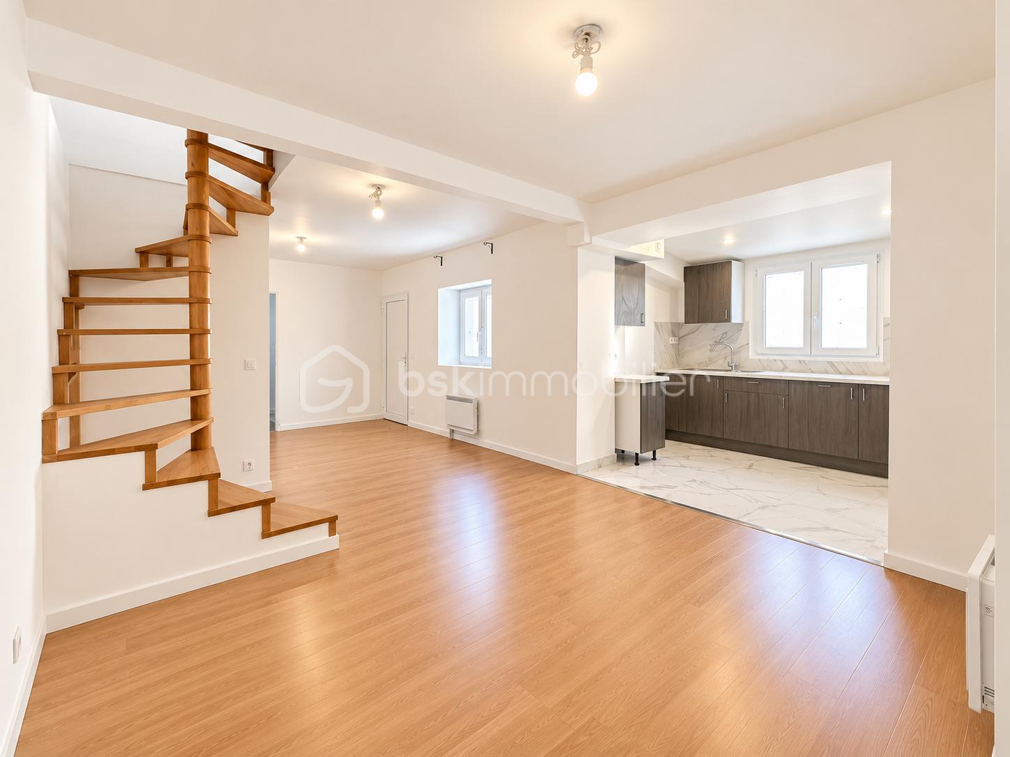 Intérieur moderne avec cuisine ouverte et escalier en bois.png