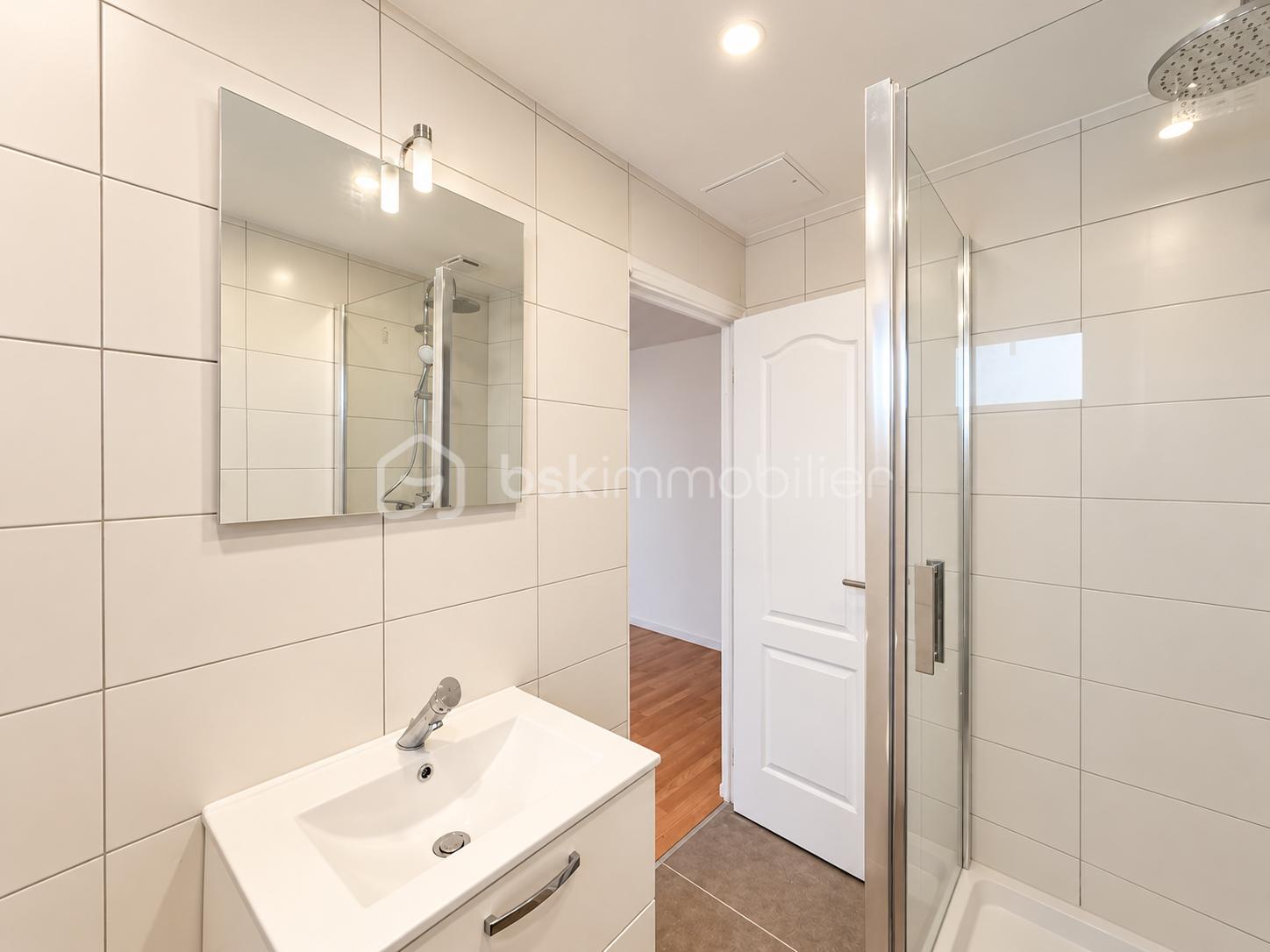 Salle de Bain Moderne avec Douche Vitrée.png