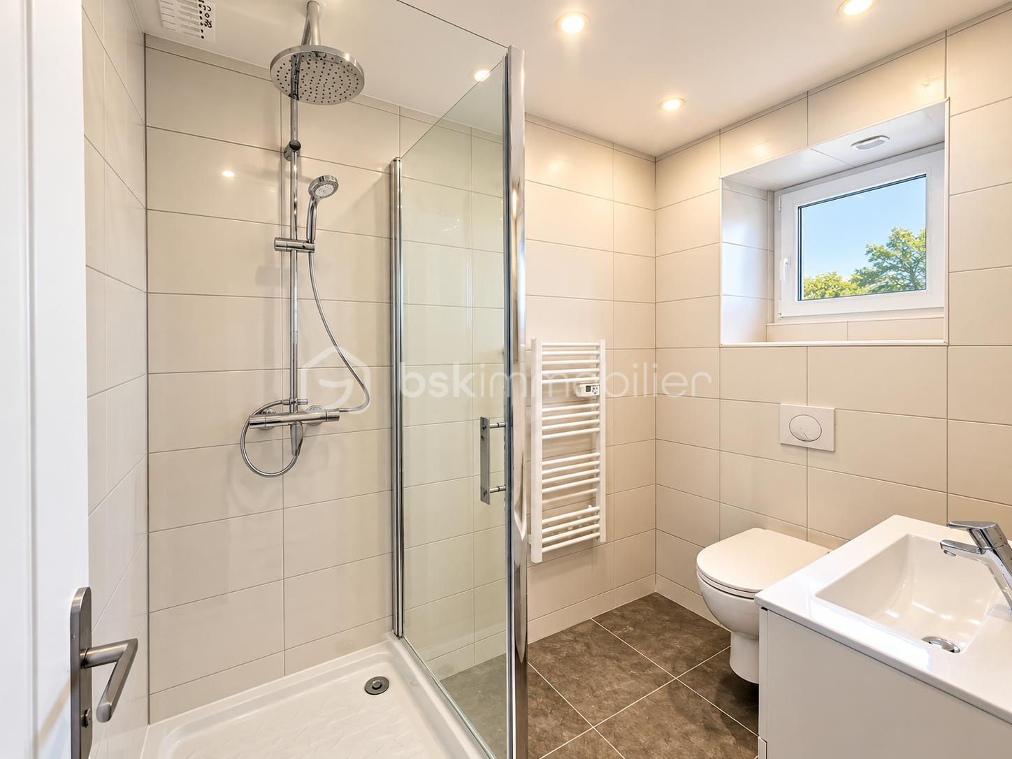 Salle de bain moderne aux tons neutres.png