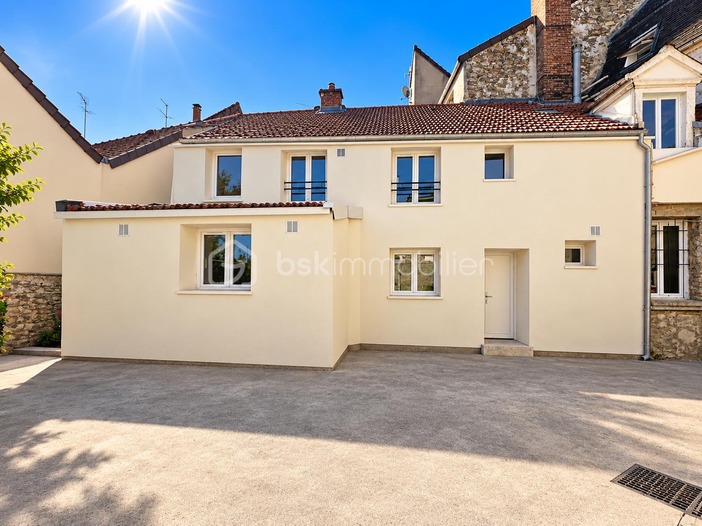 Cour intérieure baignée de soleil.png