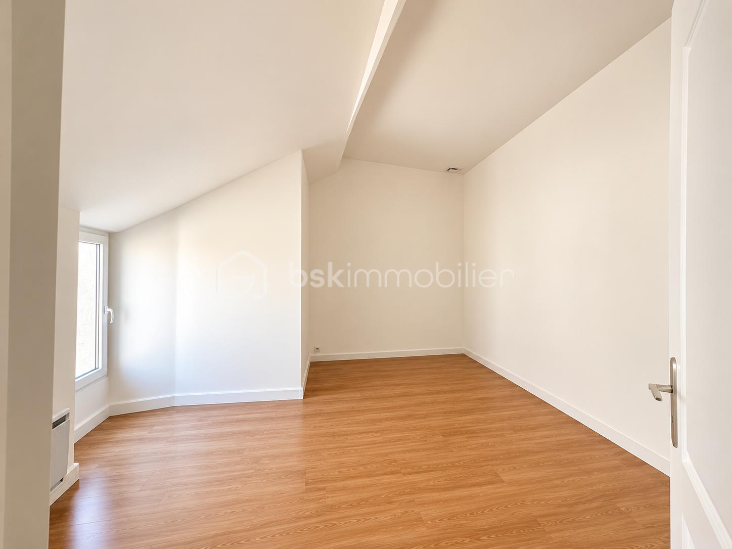 Pièce mansardée minimaliste baignée de lumière.png