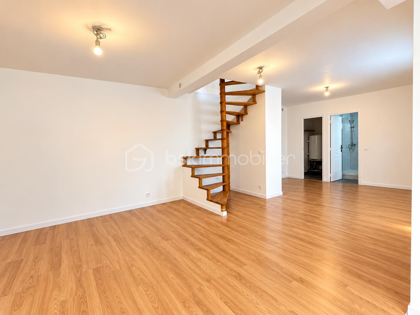 Intérieur moderne avec escalier en bois.png