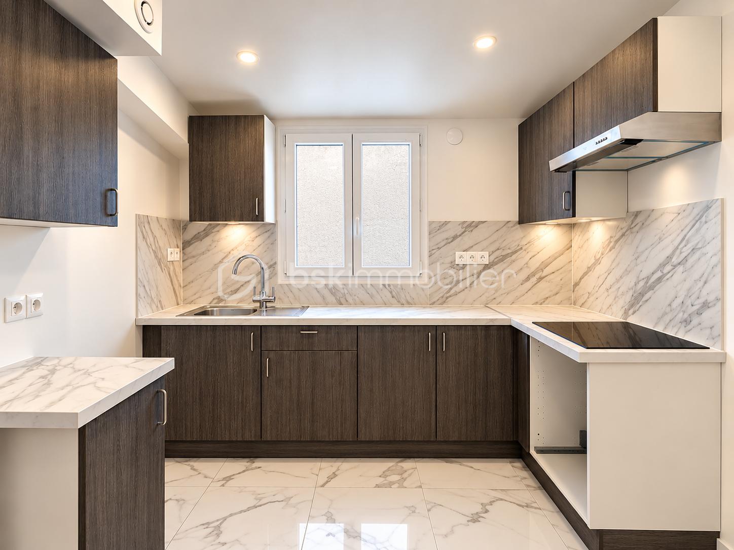 Cuisine moderne minimaliste avec fenêtre opaque.png