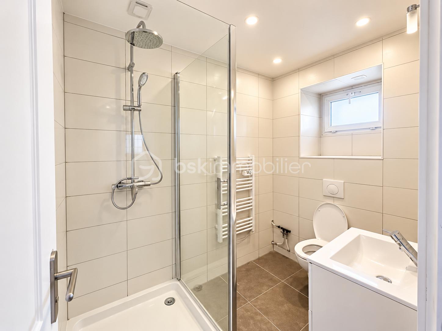 Salle de bain moderne aux tons neutres-2.png