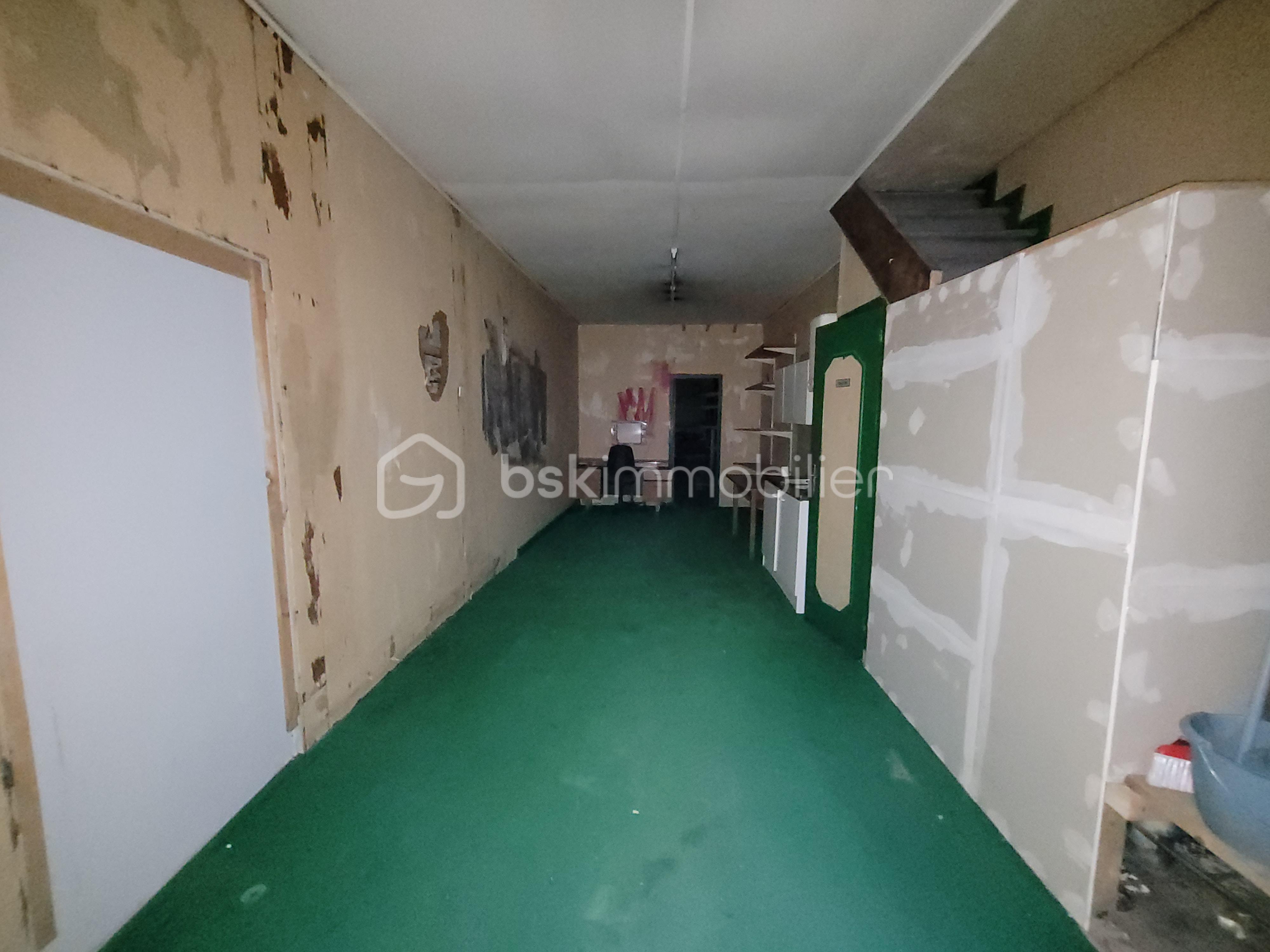 Local d'activités de 217 m² - 20250709_114600.jpg