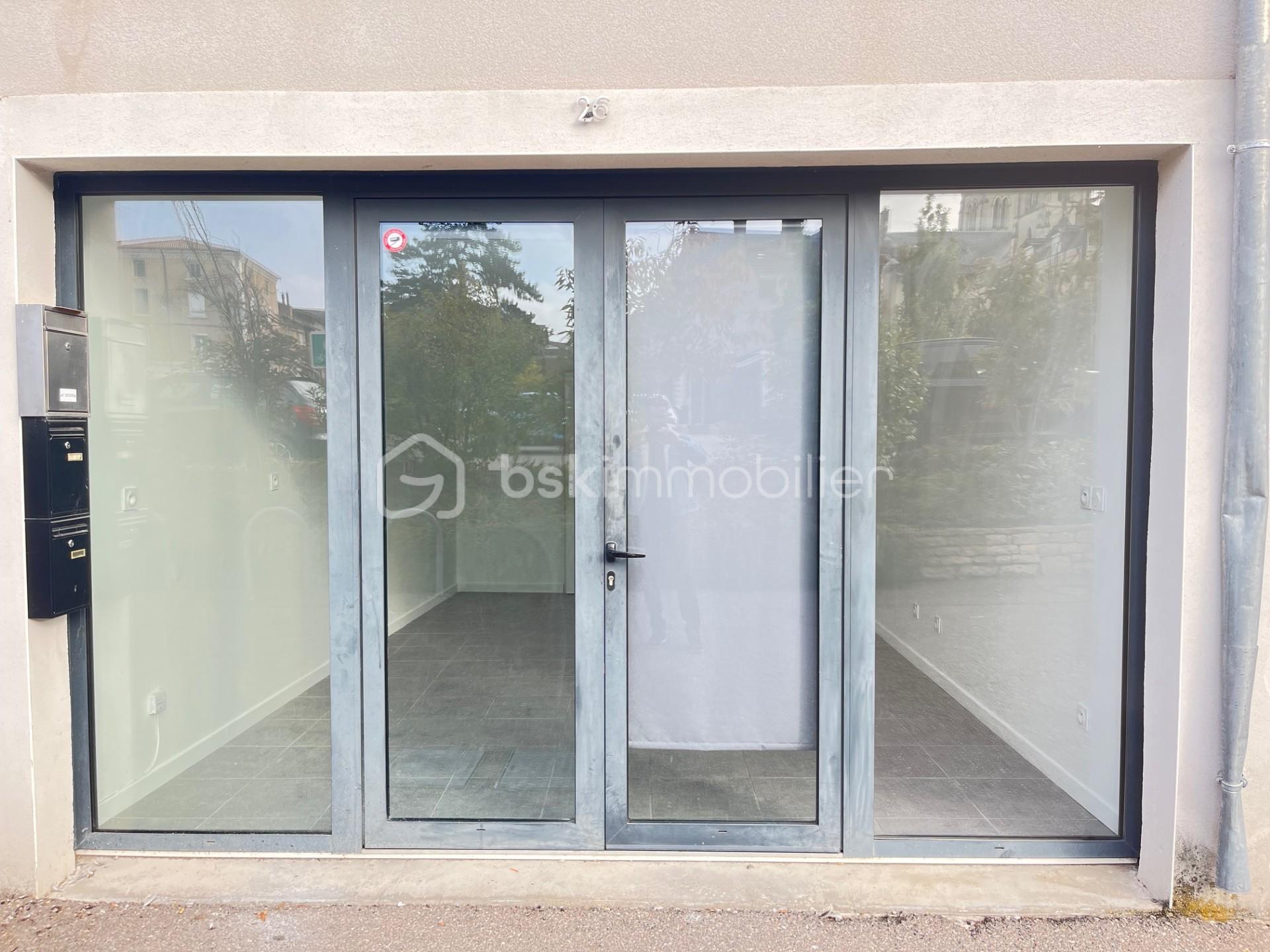 Local d activites de 24,52 m² - dEVANTURE.jpg