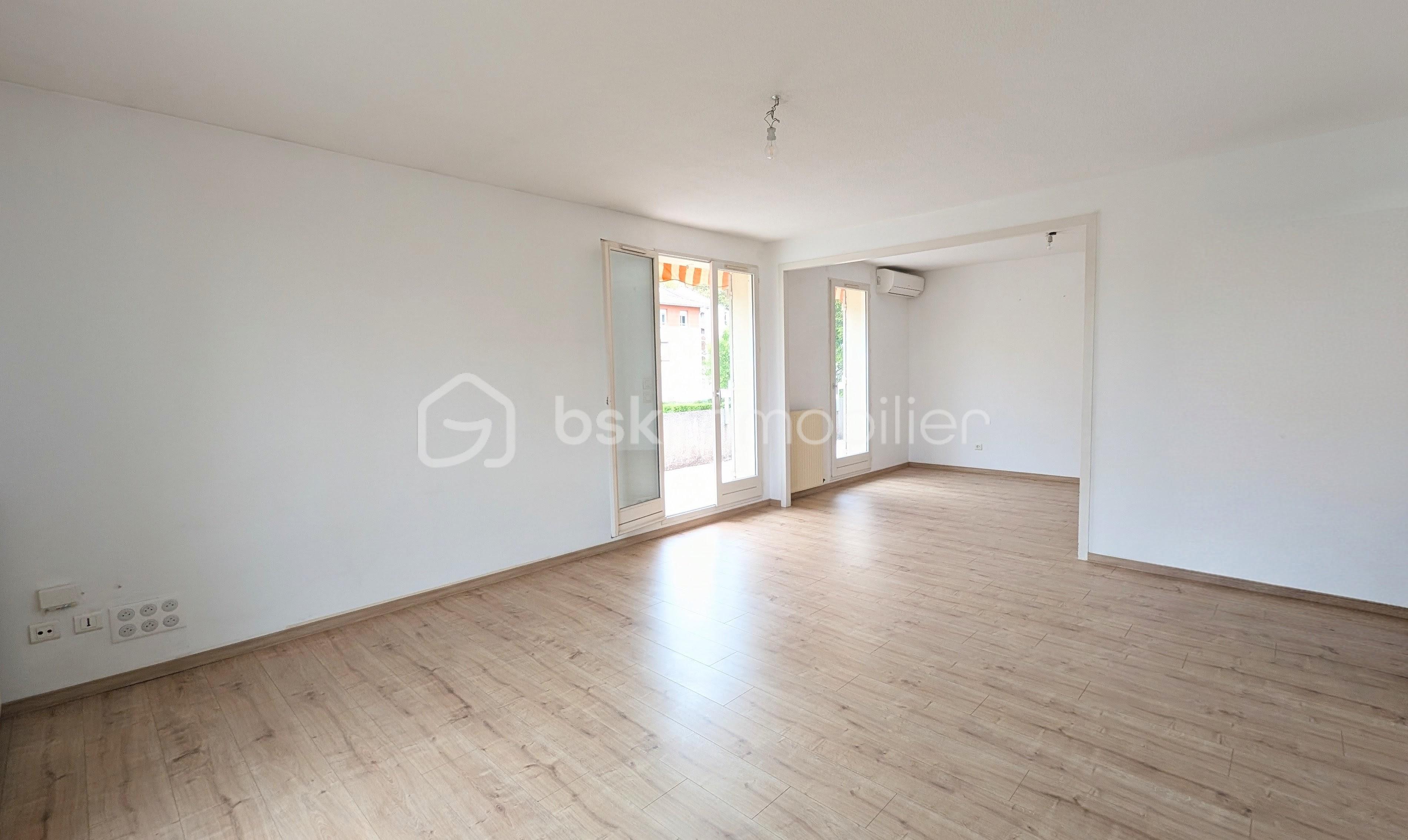 Salon avec terrasse Residence securisee avec garage et place parking calme pau achat immobilier bearn quartier hippodrome pau.jpg