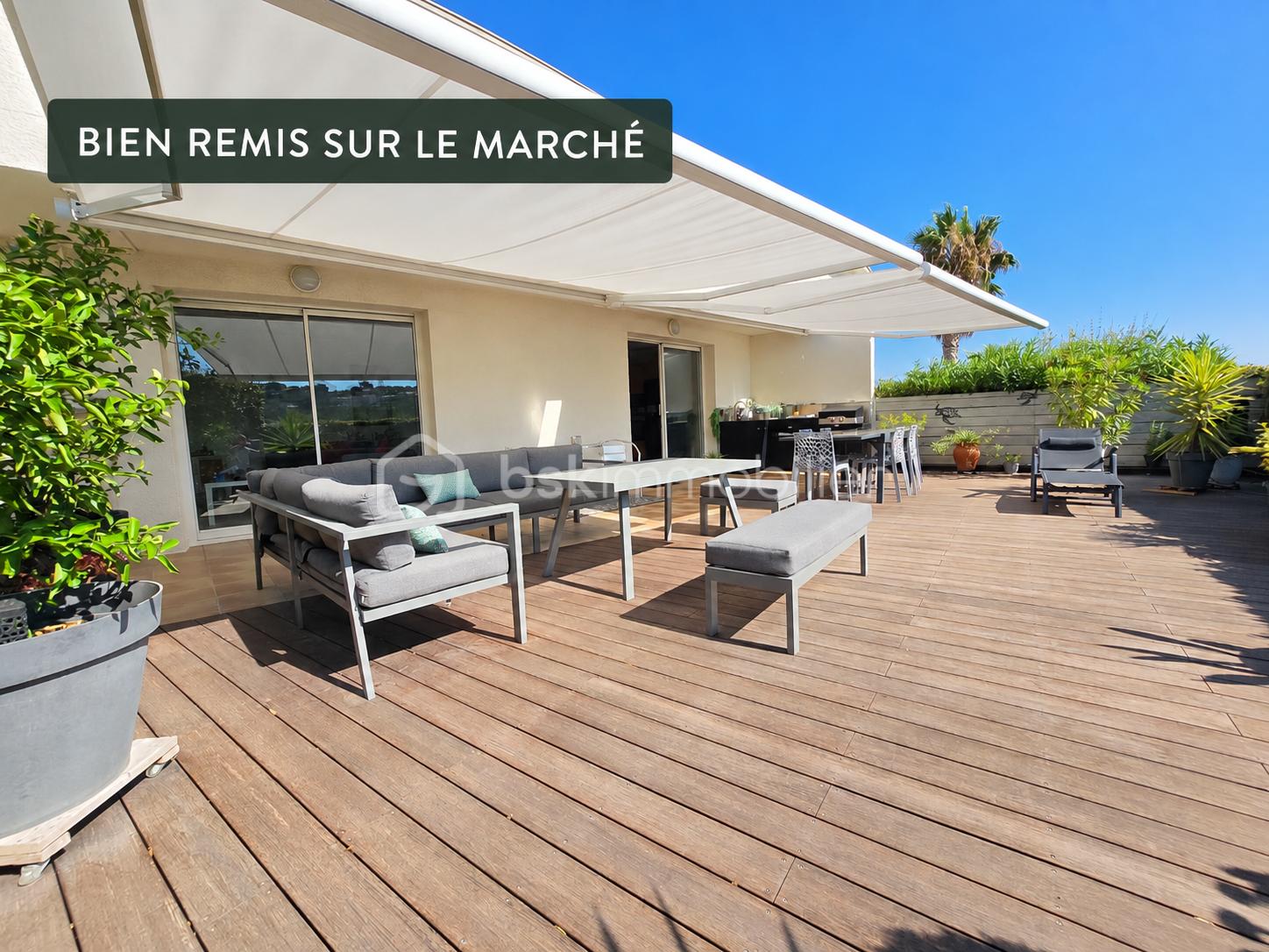 Terrasse moderne avec bannière immobilière.png