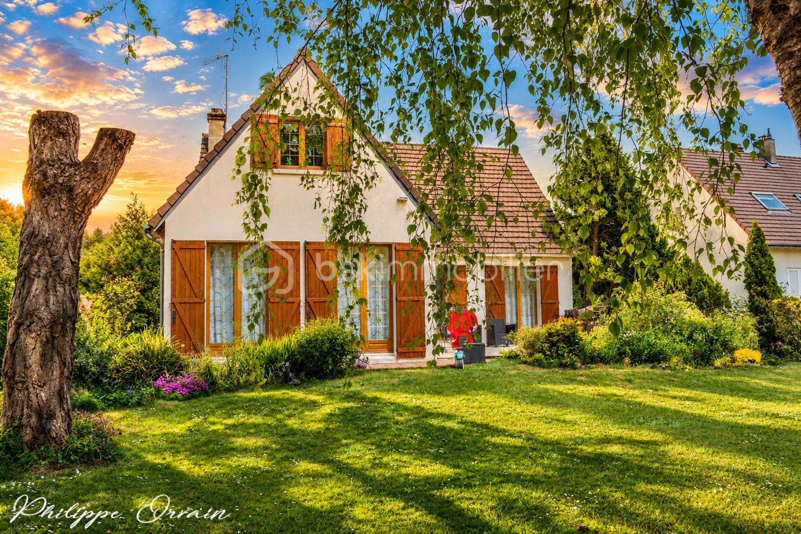 Maison de charme au jardin ensoleillé.jpg