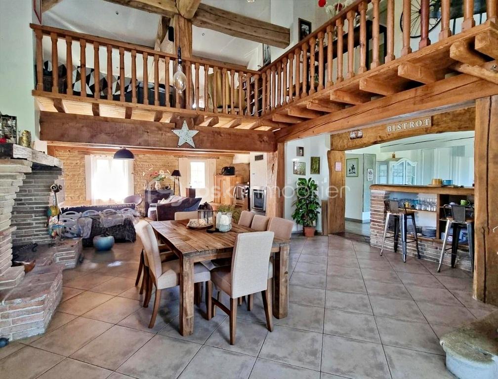 Maison de 215 m² - SAM table changée IA.jpg