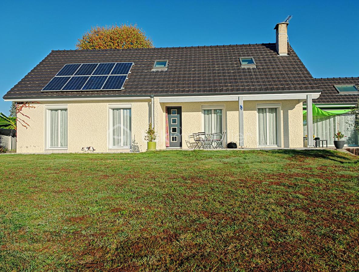 Photo devant maison ombre retirée.jpeg