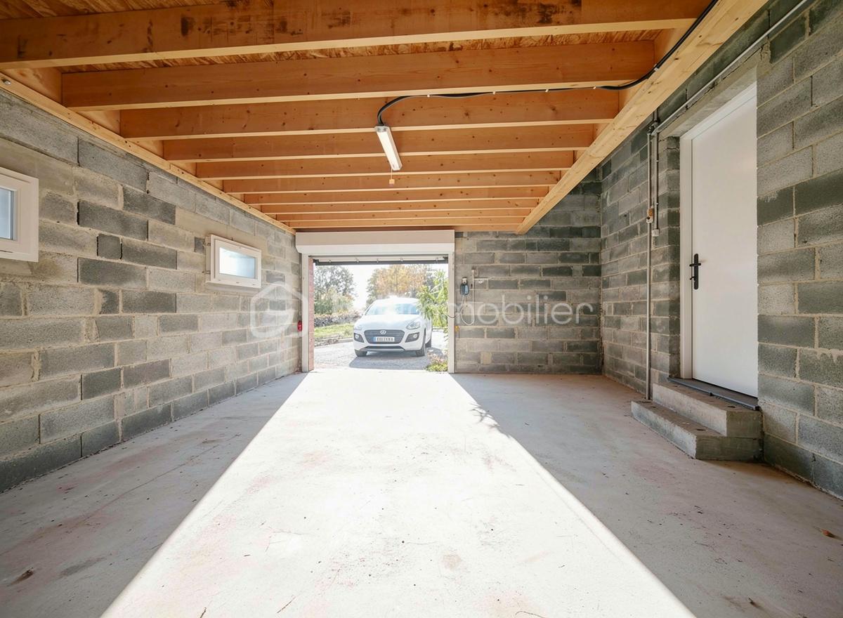 Garage vidé avec porte.jpeg