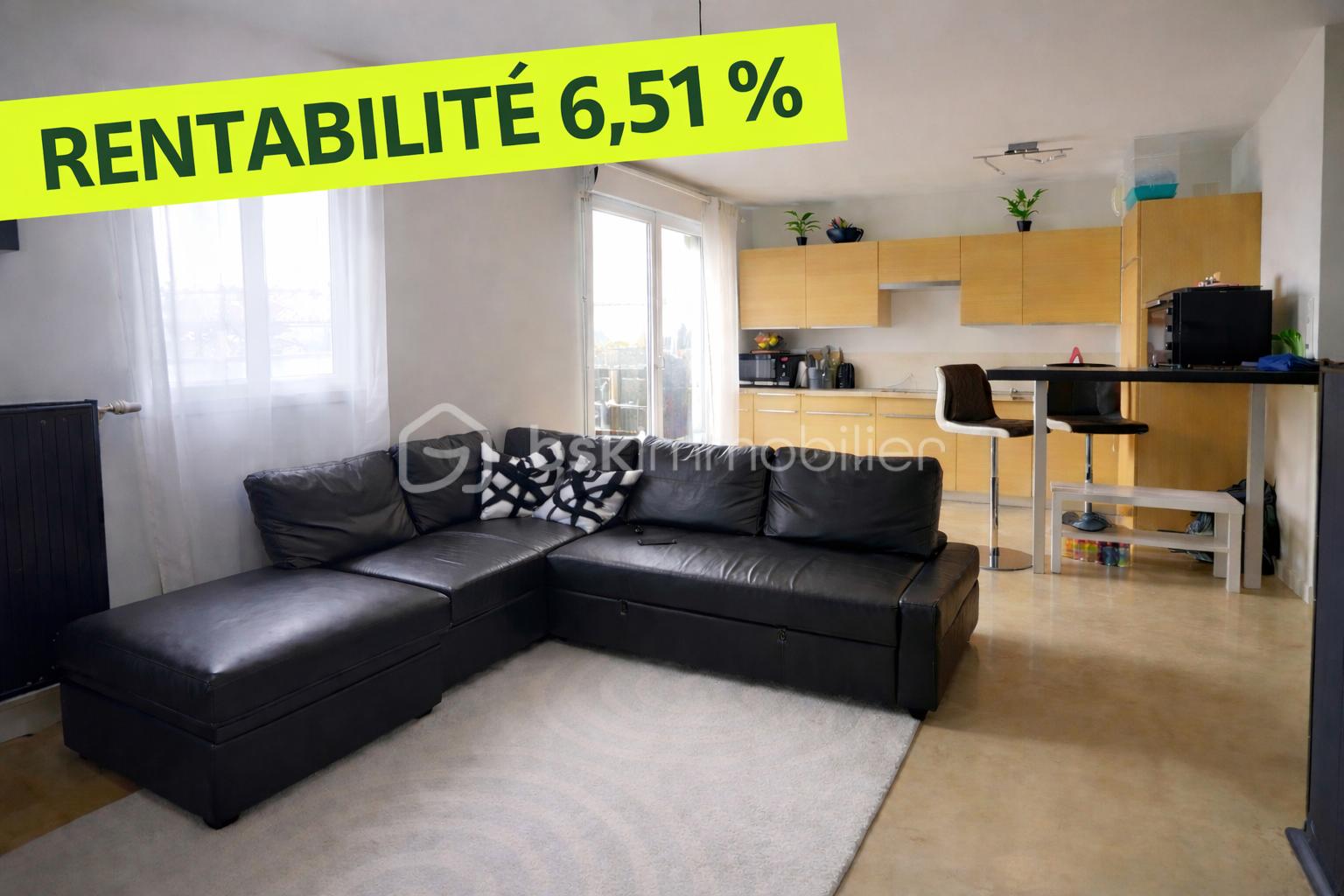 Salon moderne avec cuisine ouverte BANDEAU RENTABILITE.png
