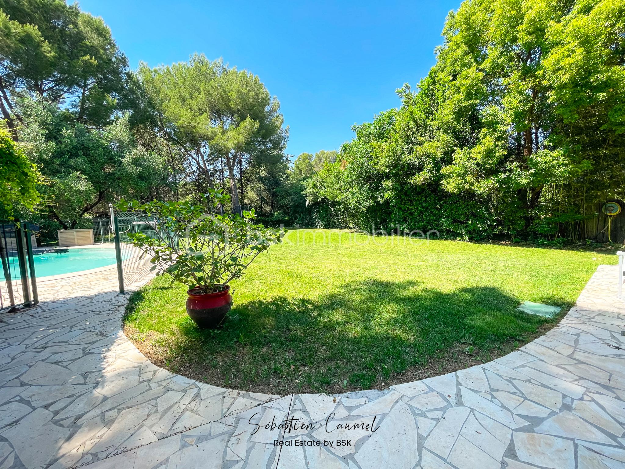 jardin-arbore-piscine-impasse-privee-louise-michel-herault.jpg
