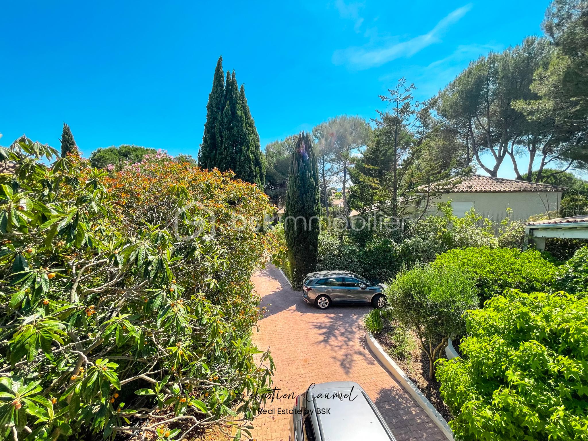 allee-privee-cypres-ciel-bleu-villa-architecte-louise-michel-saint-jean-vedas.jpg