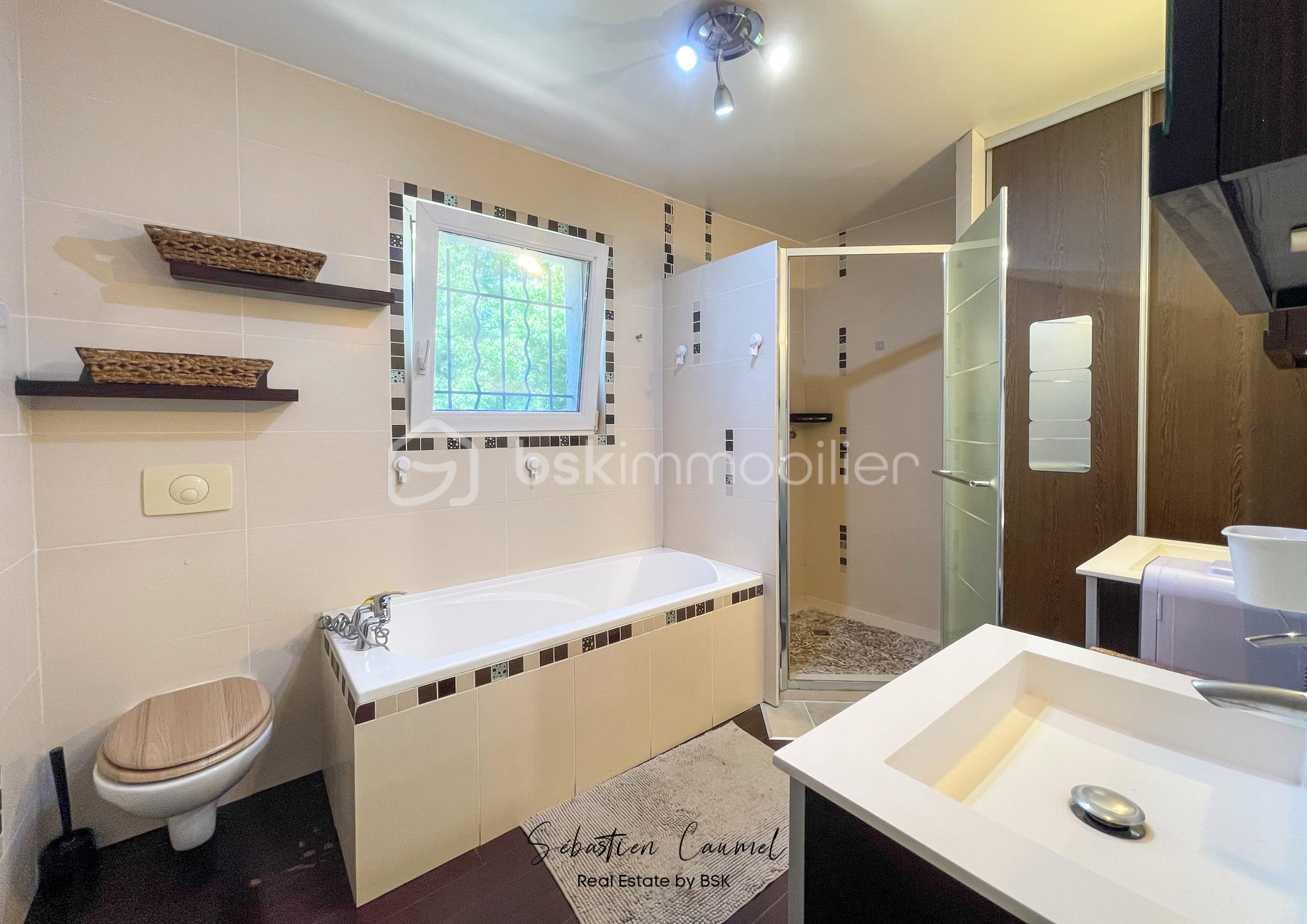 salle-bains-complete-douche-baignoire-villa-herault-34.jpg