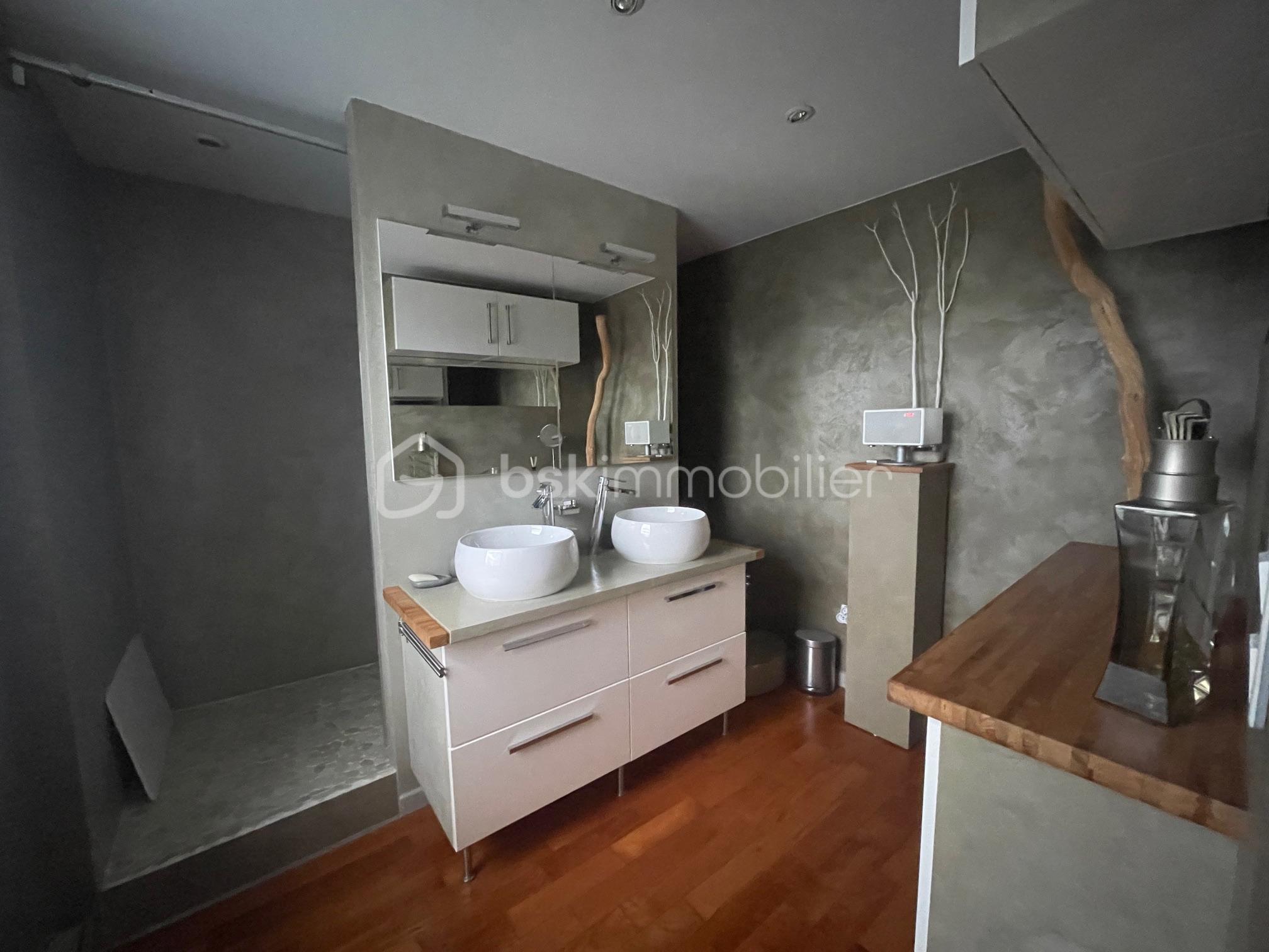 Demeure de 218 m² - salle de douche.jpg