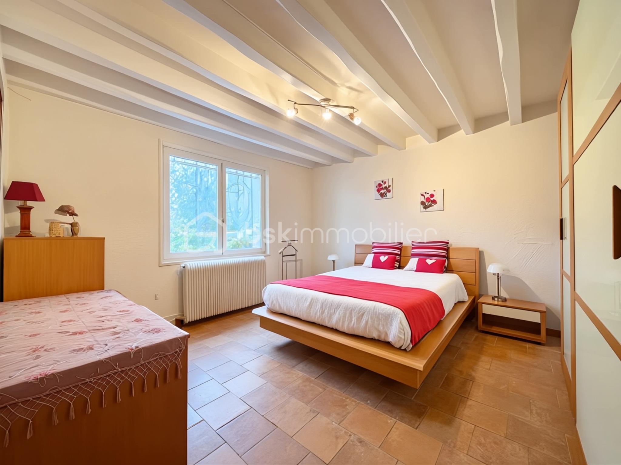 Maison ancienne de 261 m² - chambre 1.jpg