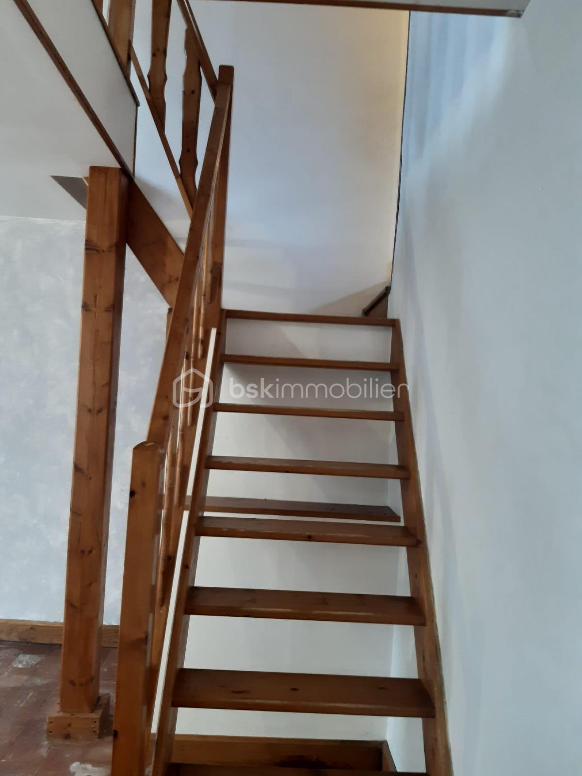 Maison de 106,99 m² - 12. RDC - escalier vers chambre 1 et e╠ü et sde.jpeg