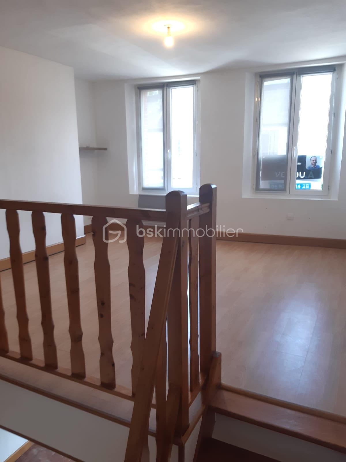 Maison de 106,99 m² - 17. R1 - pie╠Çce paliere vers R2 -  co╠éte╠ü rue.jpeg