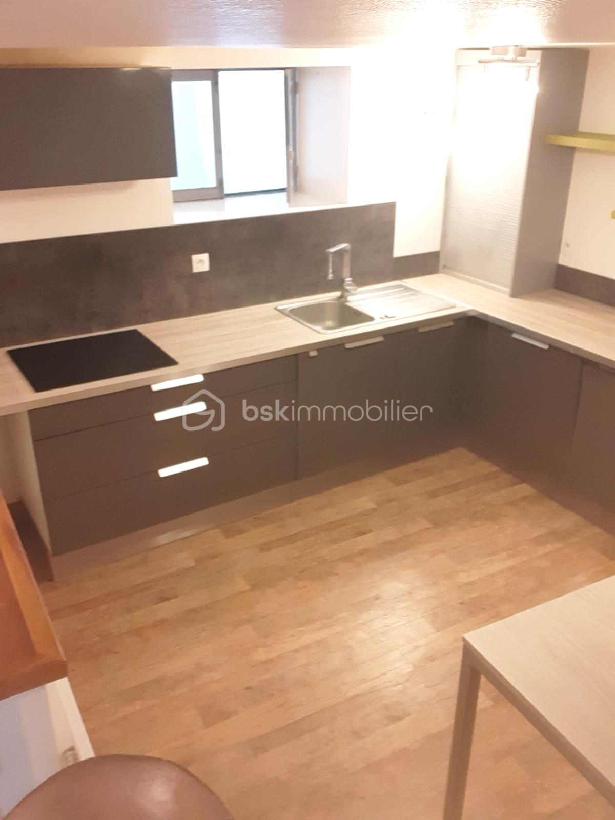 Maison de 106,99 m² - 7. RDC - cuisine vue sur fenetre salon.jpeg