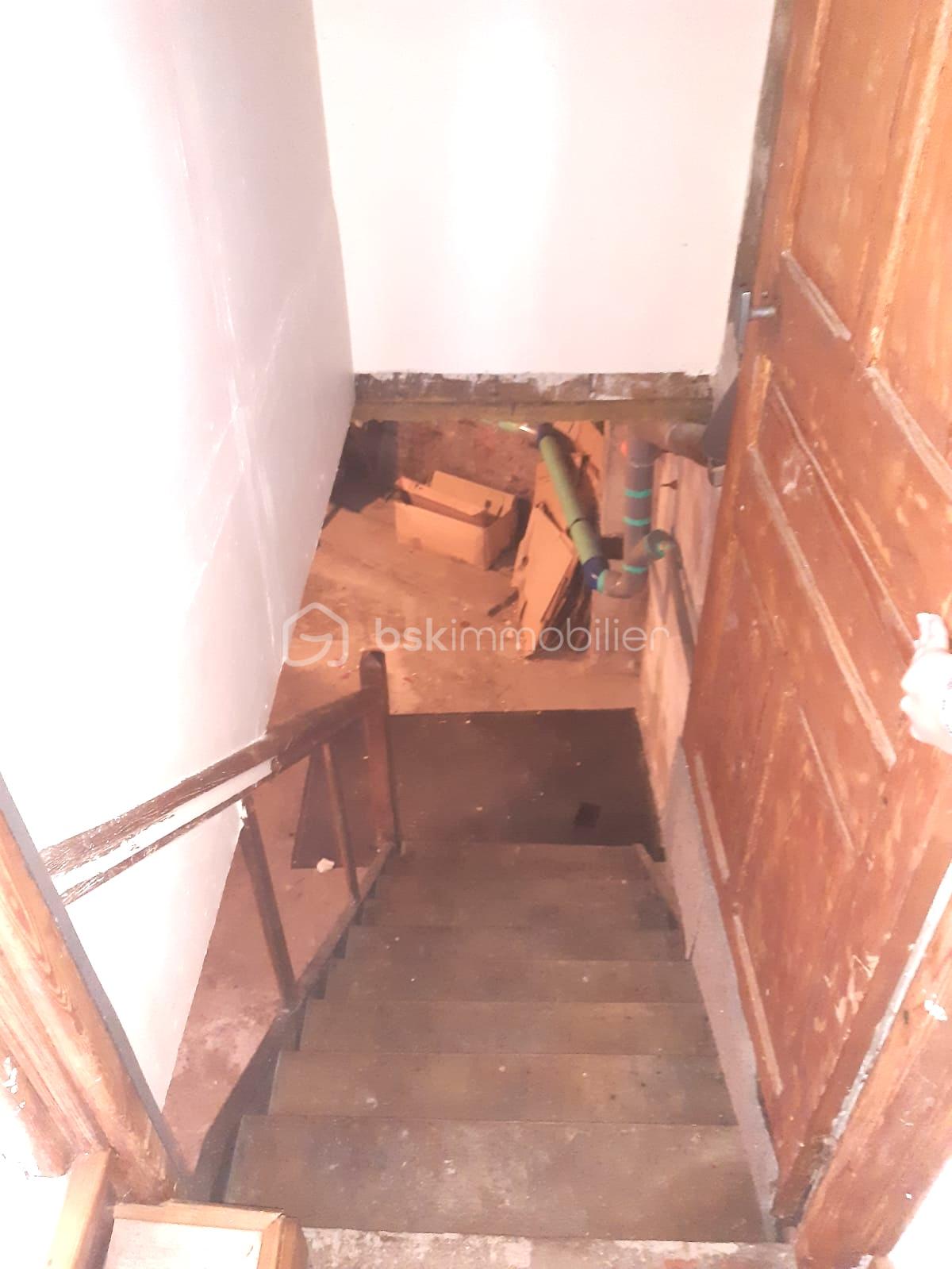 Maison de 106,99 m² - 9. RDC - escalier vers cave.jpeg