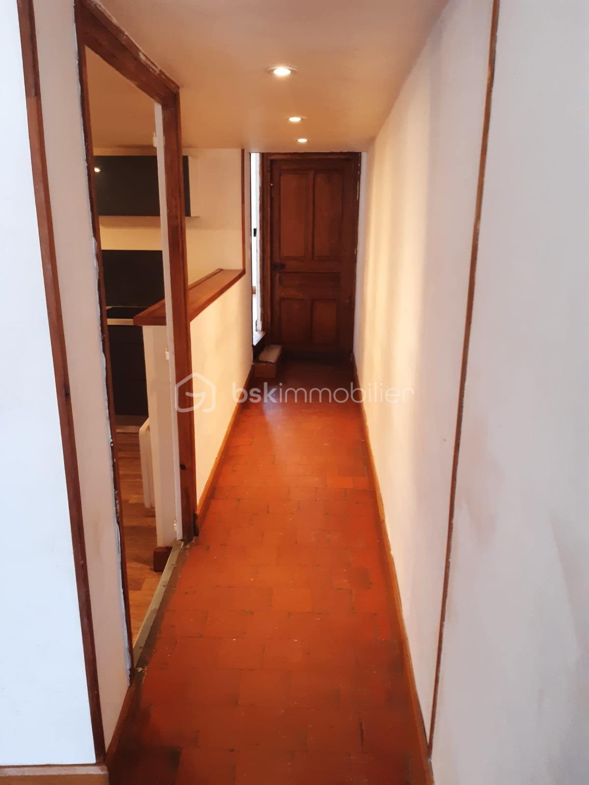 Maison de 106,99 m² - 6. RDC - Couloir vers cuisine, salon et cave.jpeg