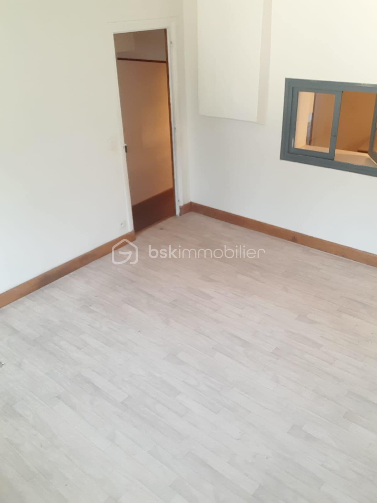 Maison de 106,99 m² - 10. RDC - salon vue sur fenetre cuisine.jpeg