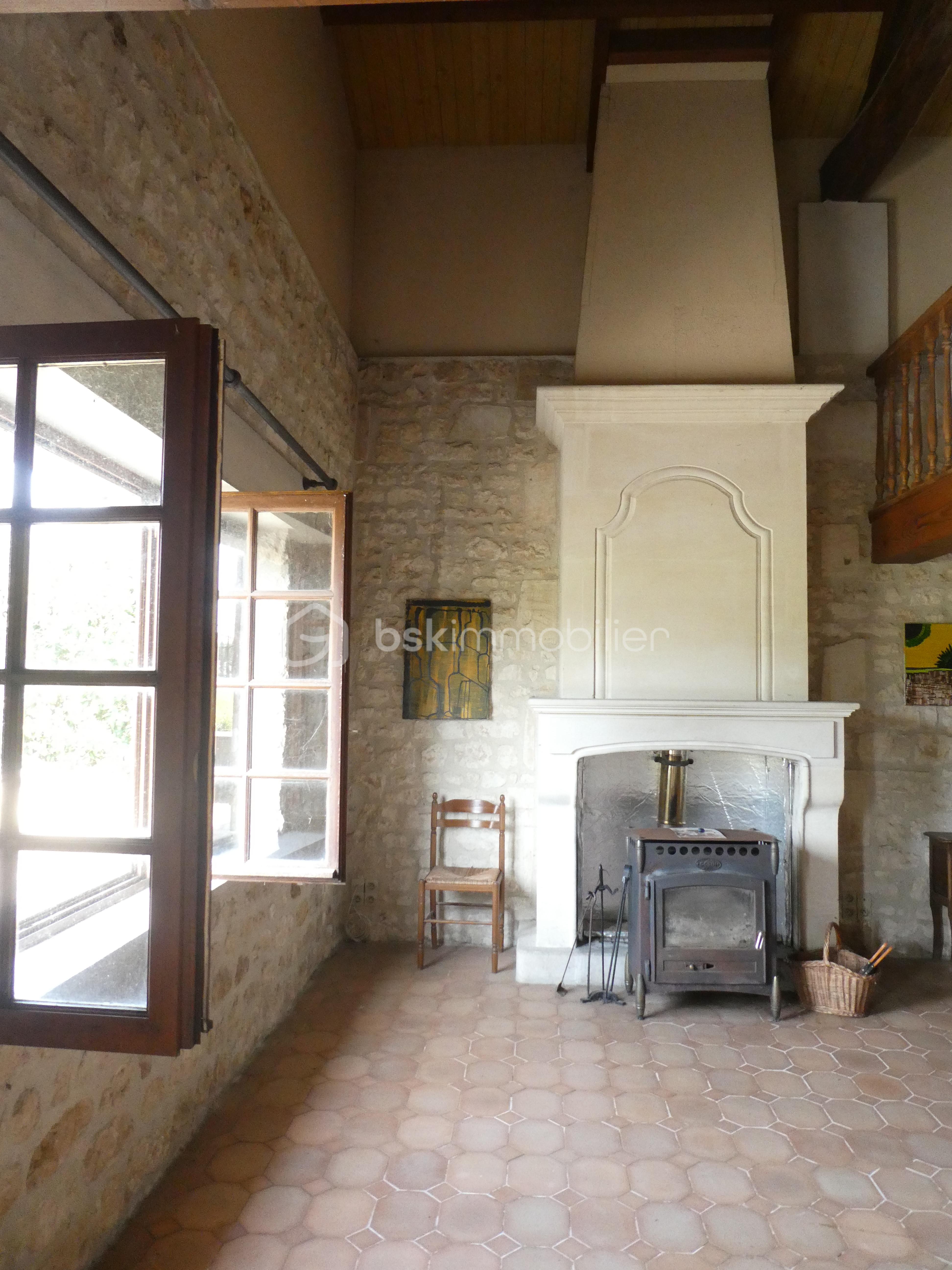 partie piece de vie avec cheminée.JPG
