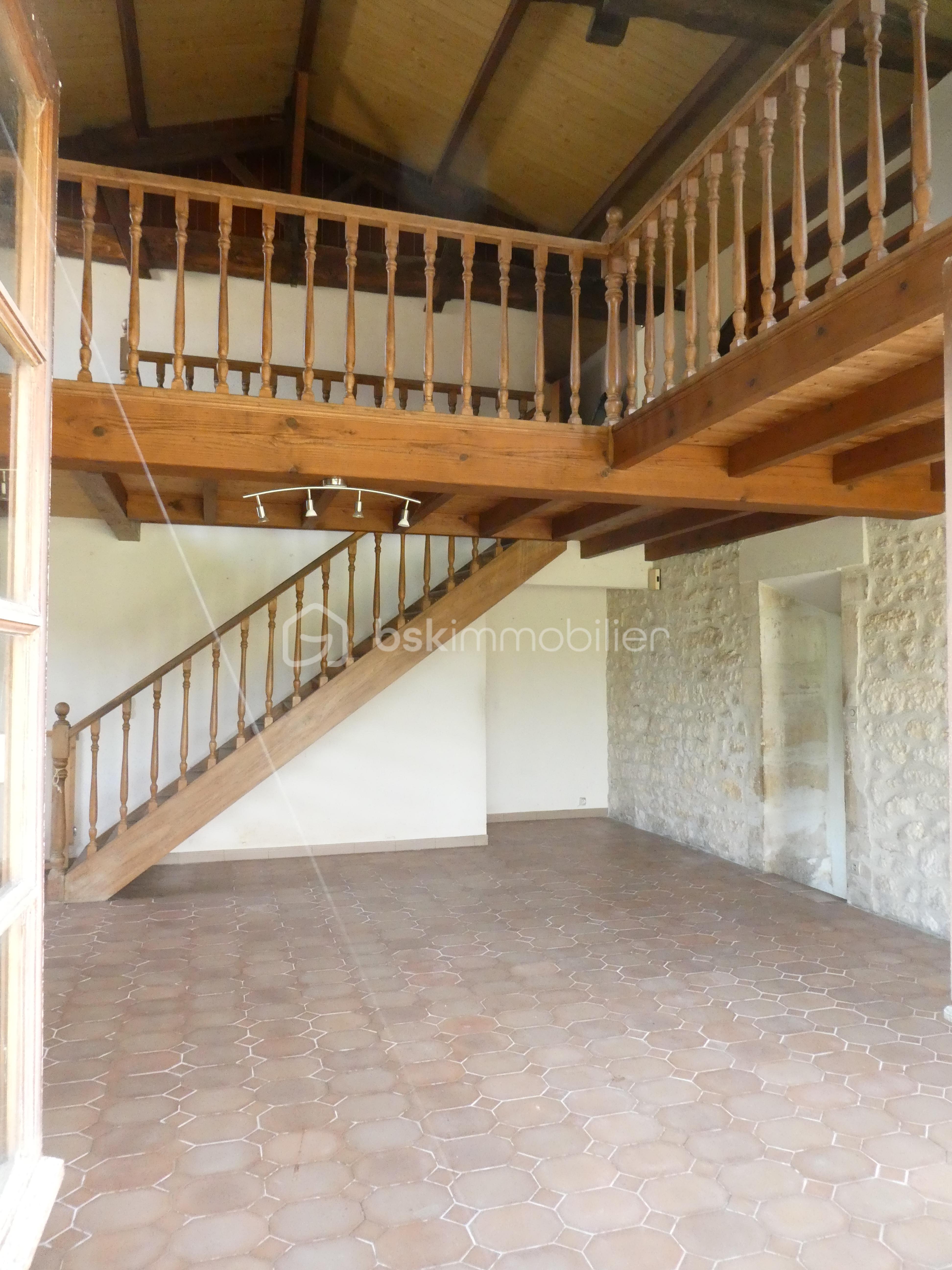 piece de vie avec vu bas vers le haut.JPG