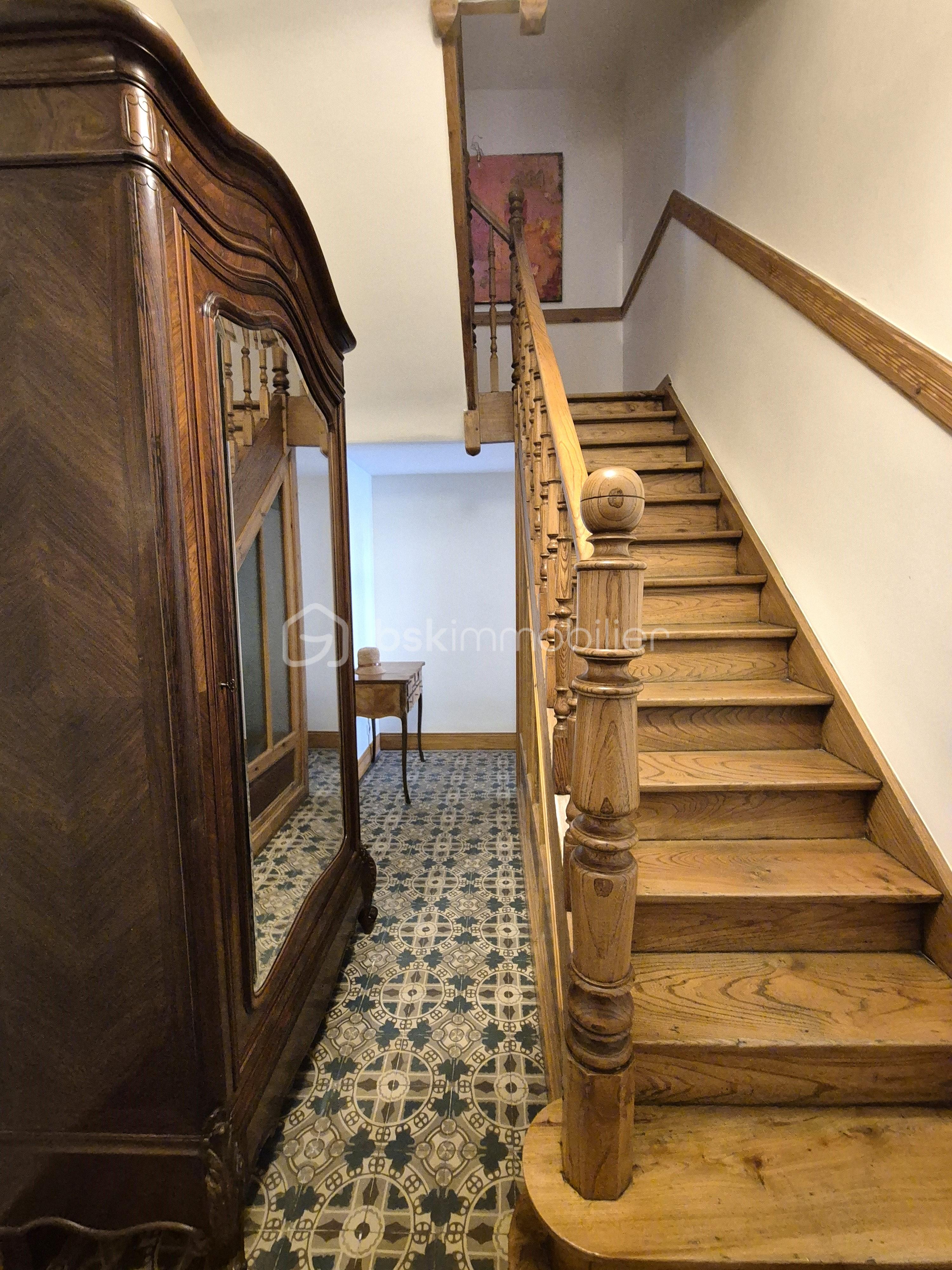 Maison de 365 m² - Montée escalier.jpg