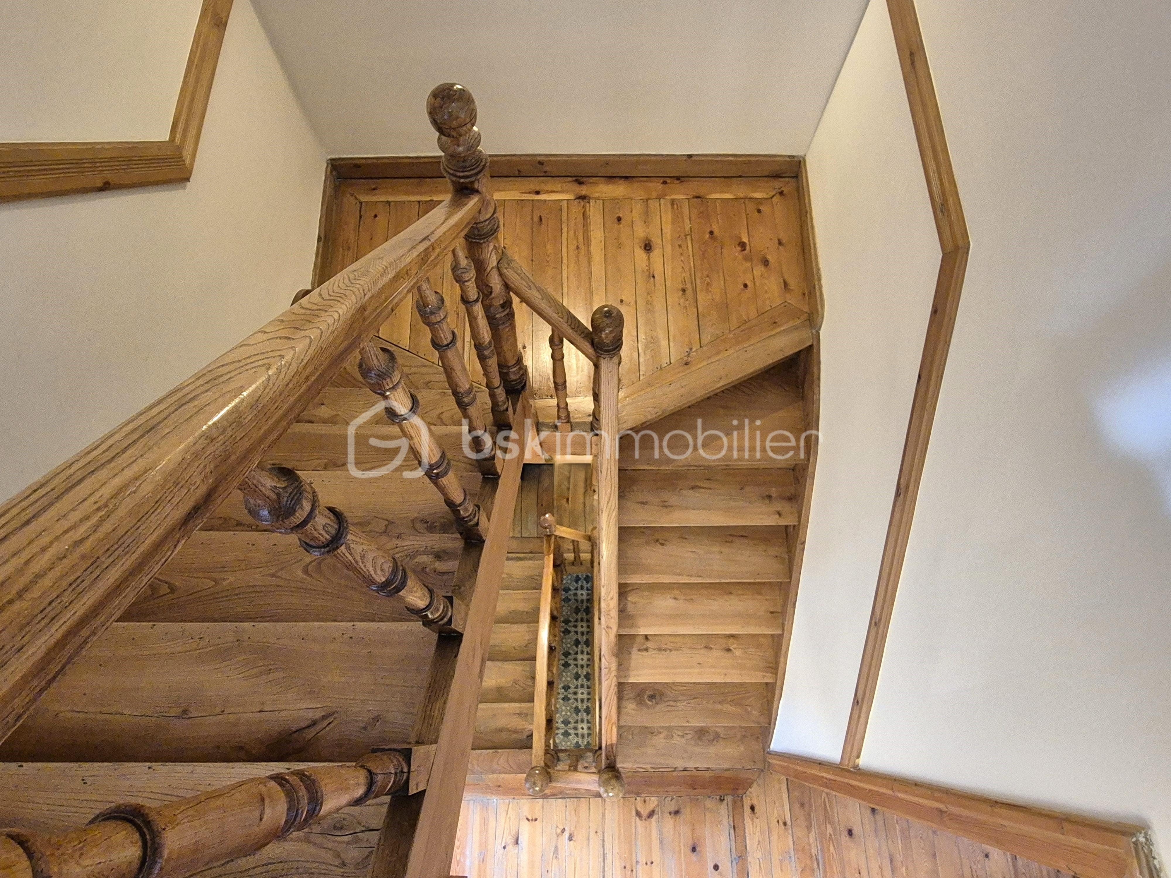 Maison de 365 m² - descente d'escalier.jpg