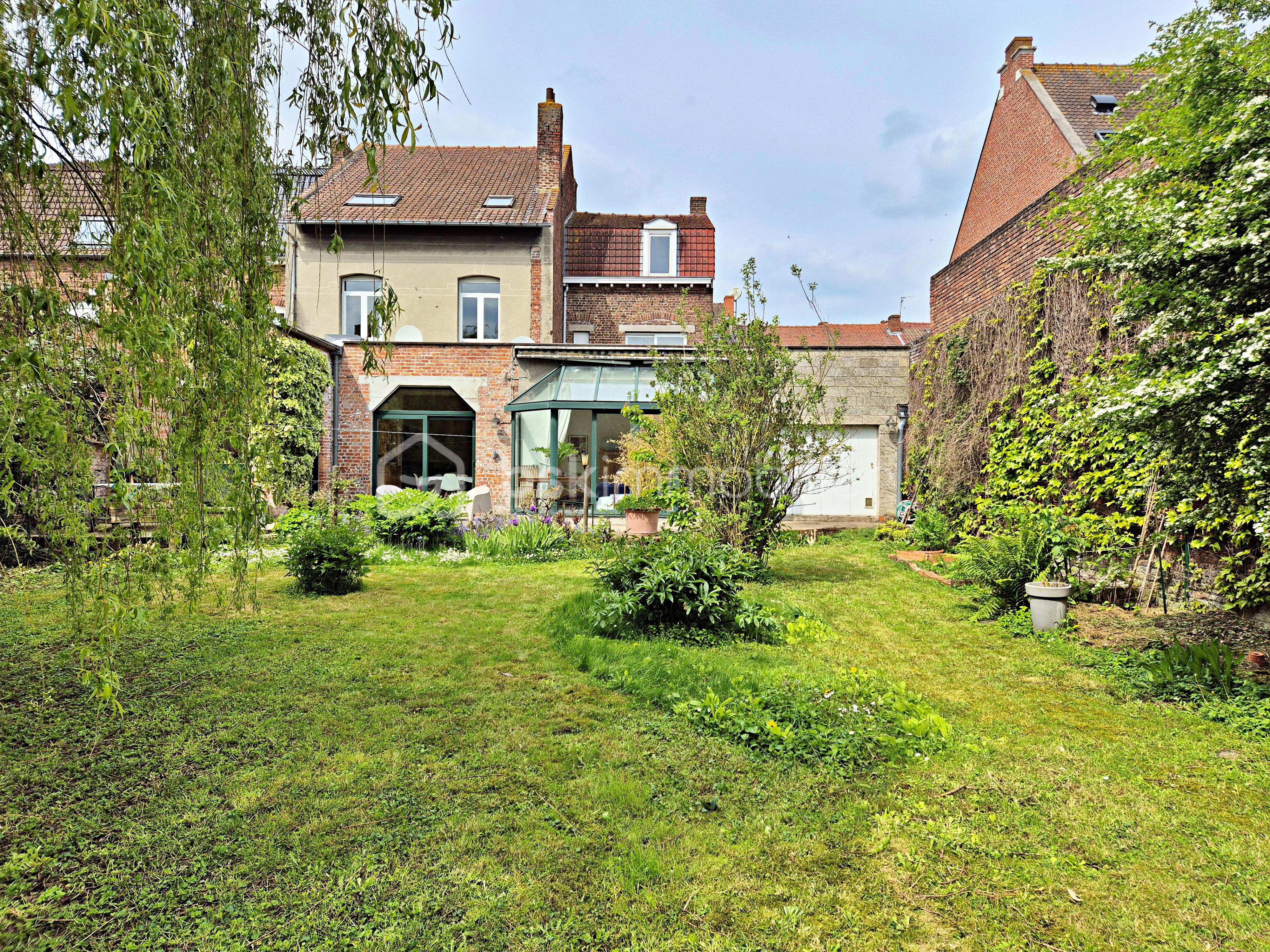 Maison de 365 m² - Photo façade arrière retouchée.jpg