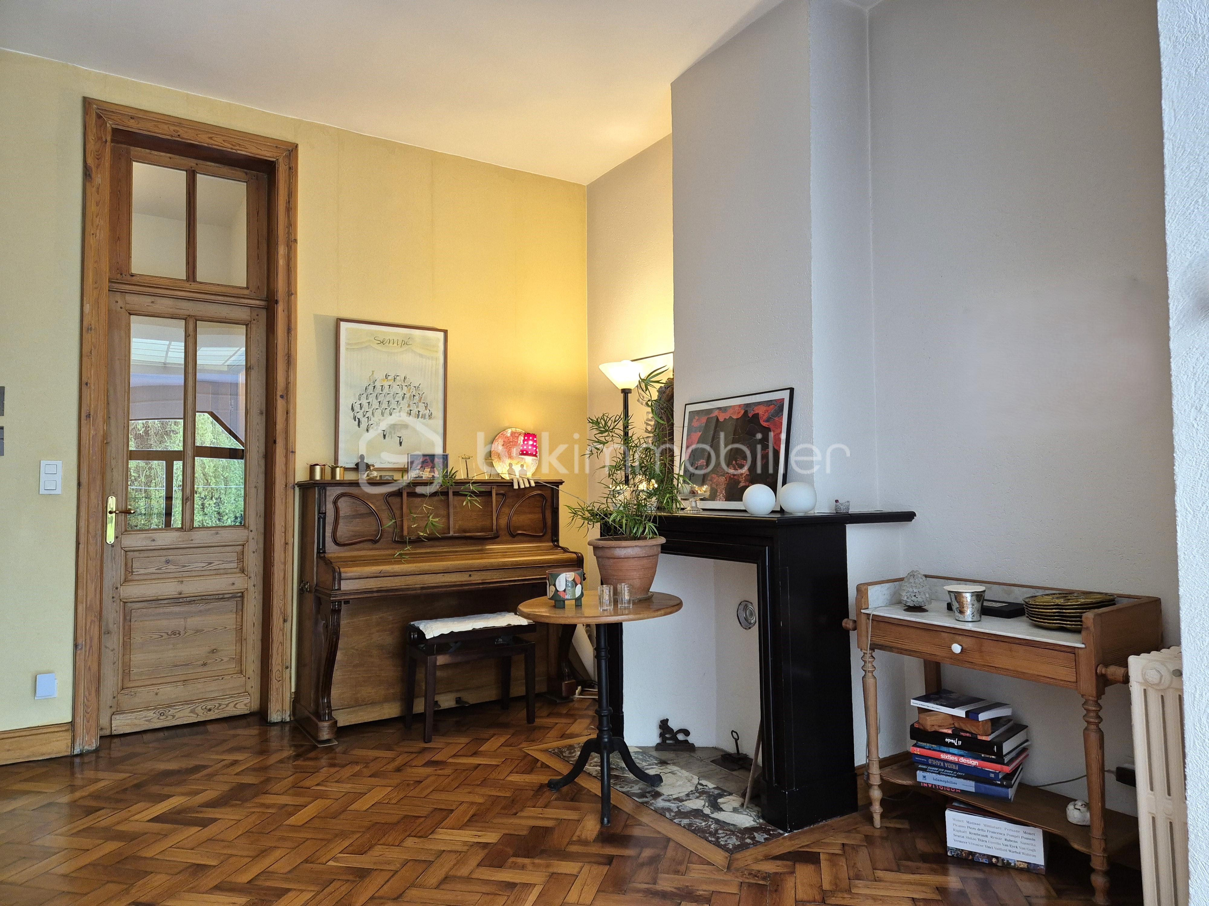 Maison de 365 m² - Cheminée petit salon.jpg