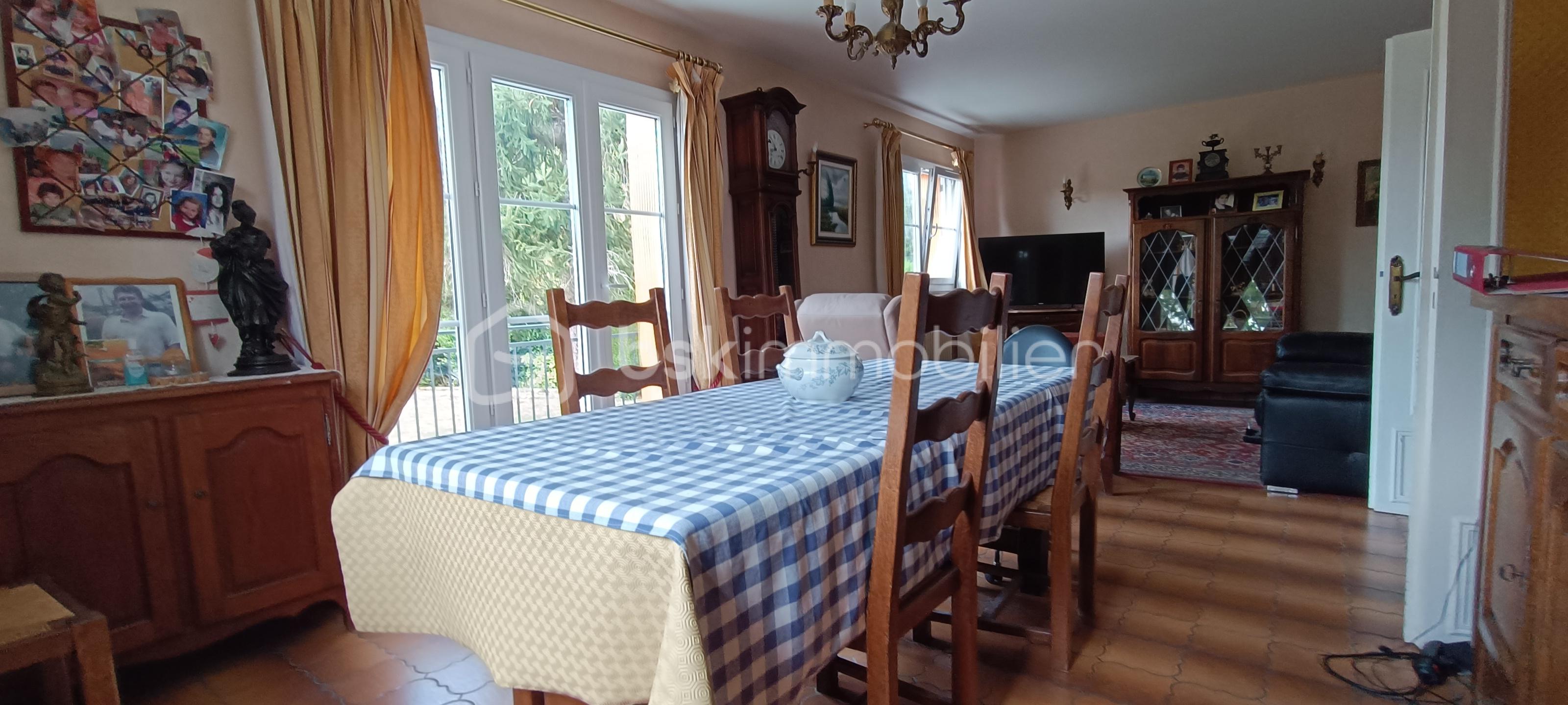 Maison traditionnelle de 130 m² - Salle à manger 2.jpg