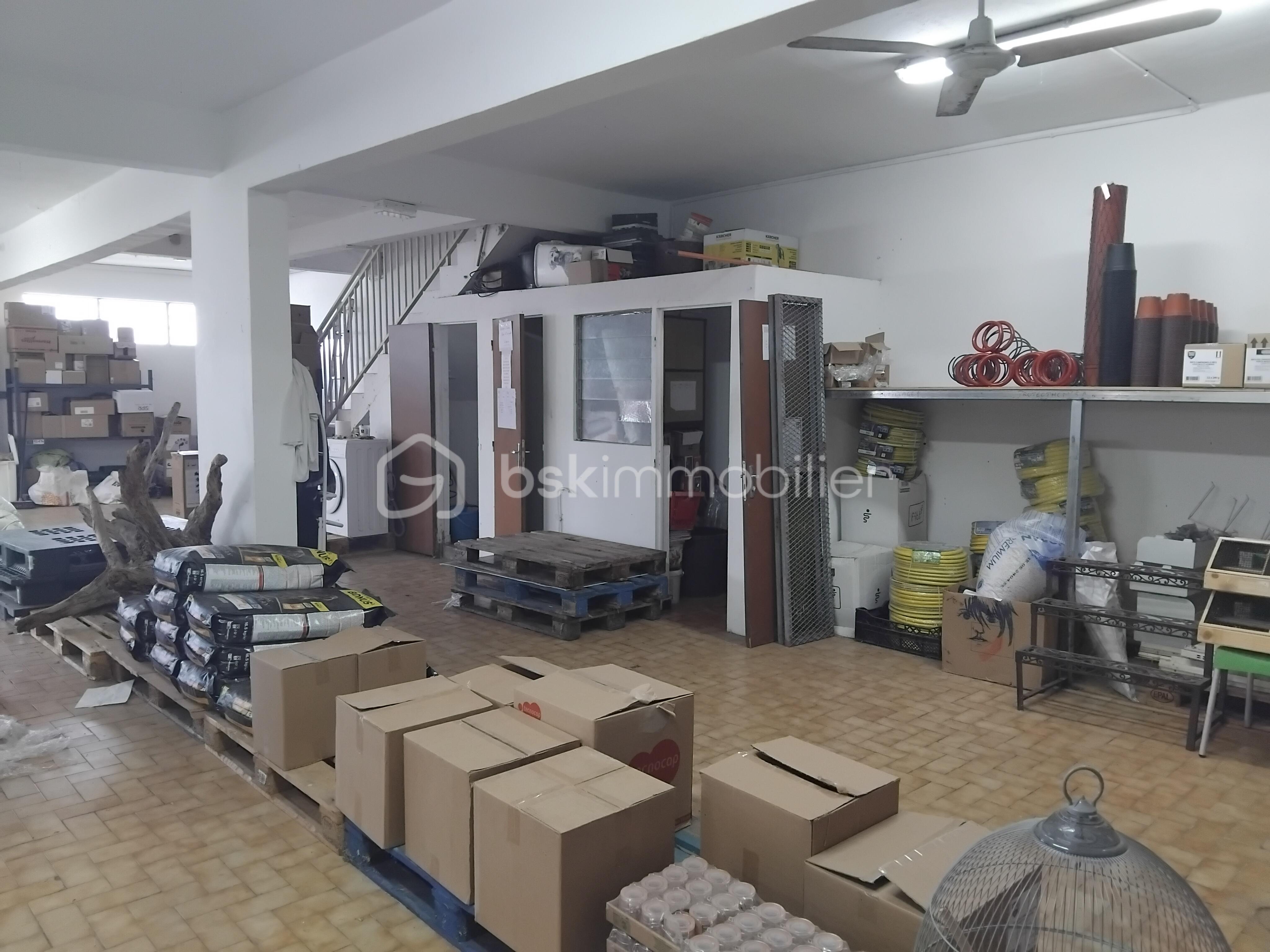 Local commercial de 220 m² - local ss sol (2).jpg