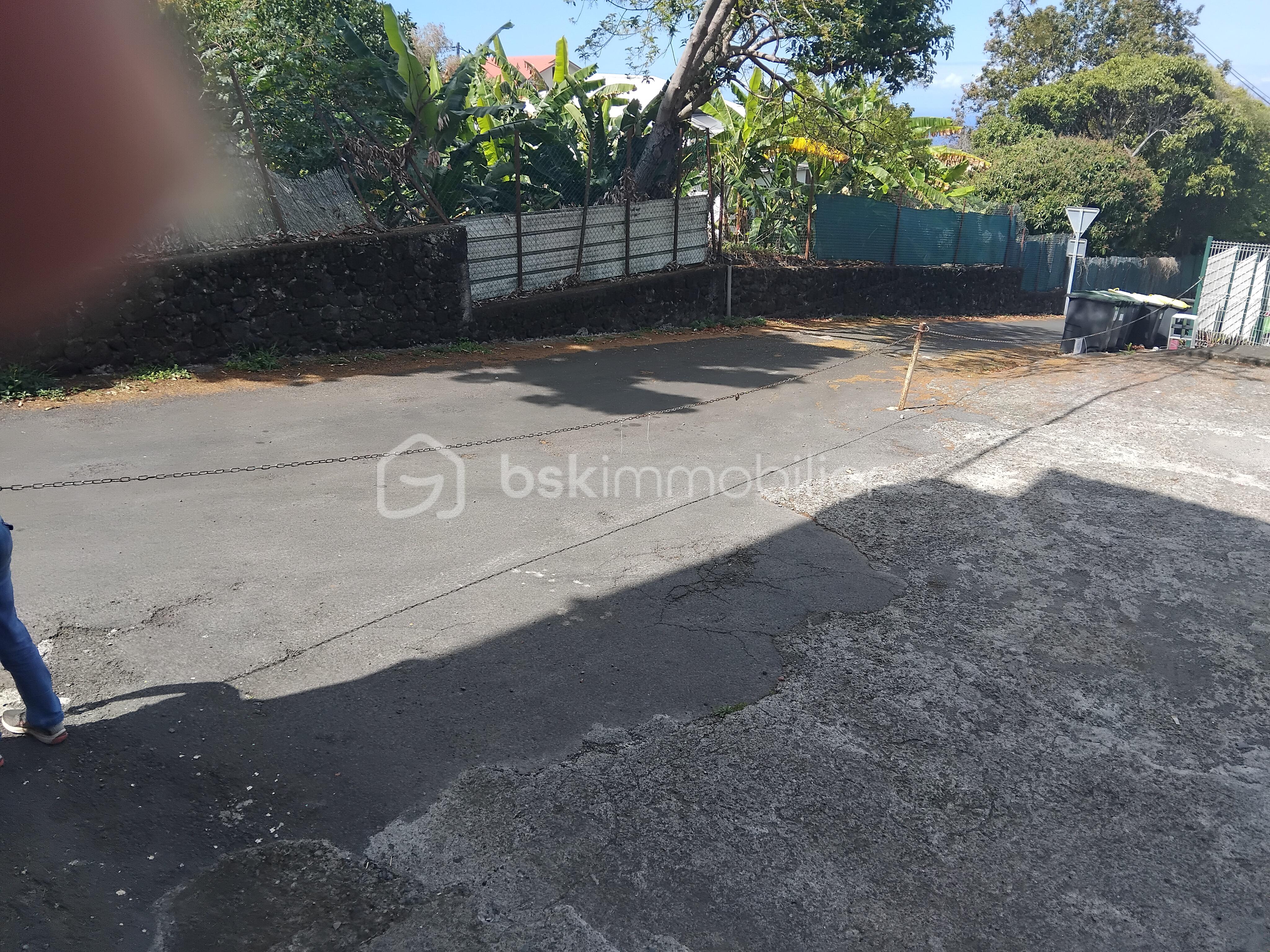 Local commercial de 220 m² - parking arrière.jpg