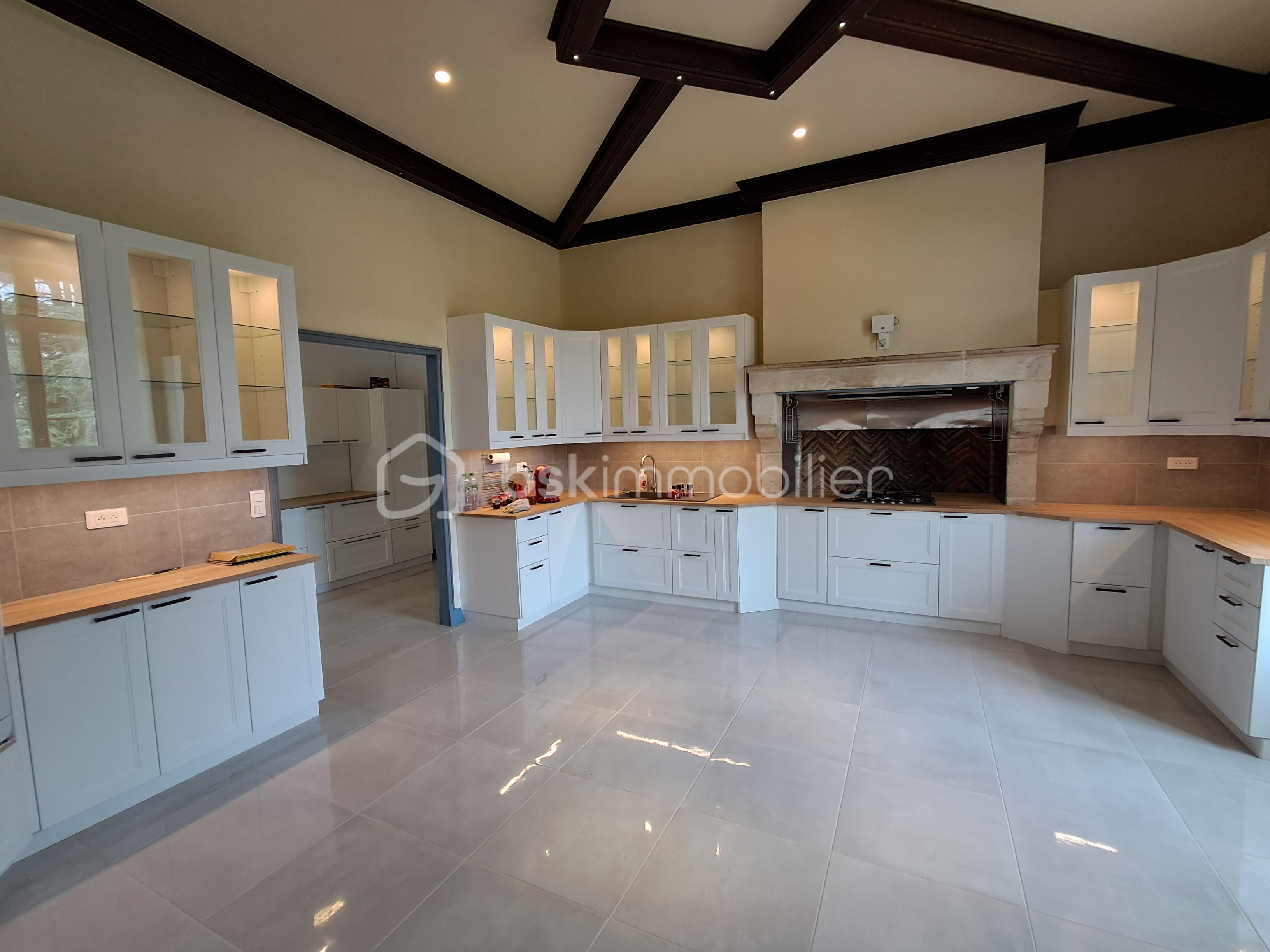 Chateau de 770 m² - CUISINE EQUIPE BIS.jpg