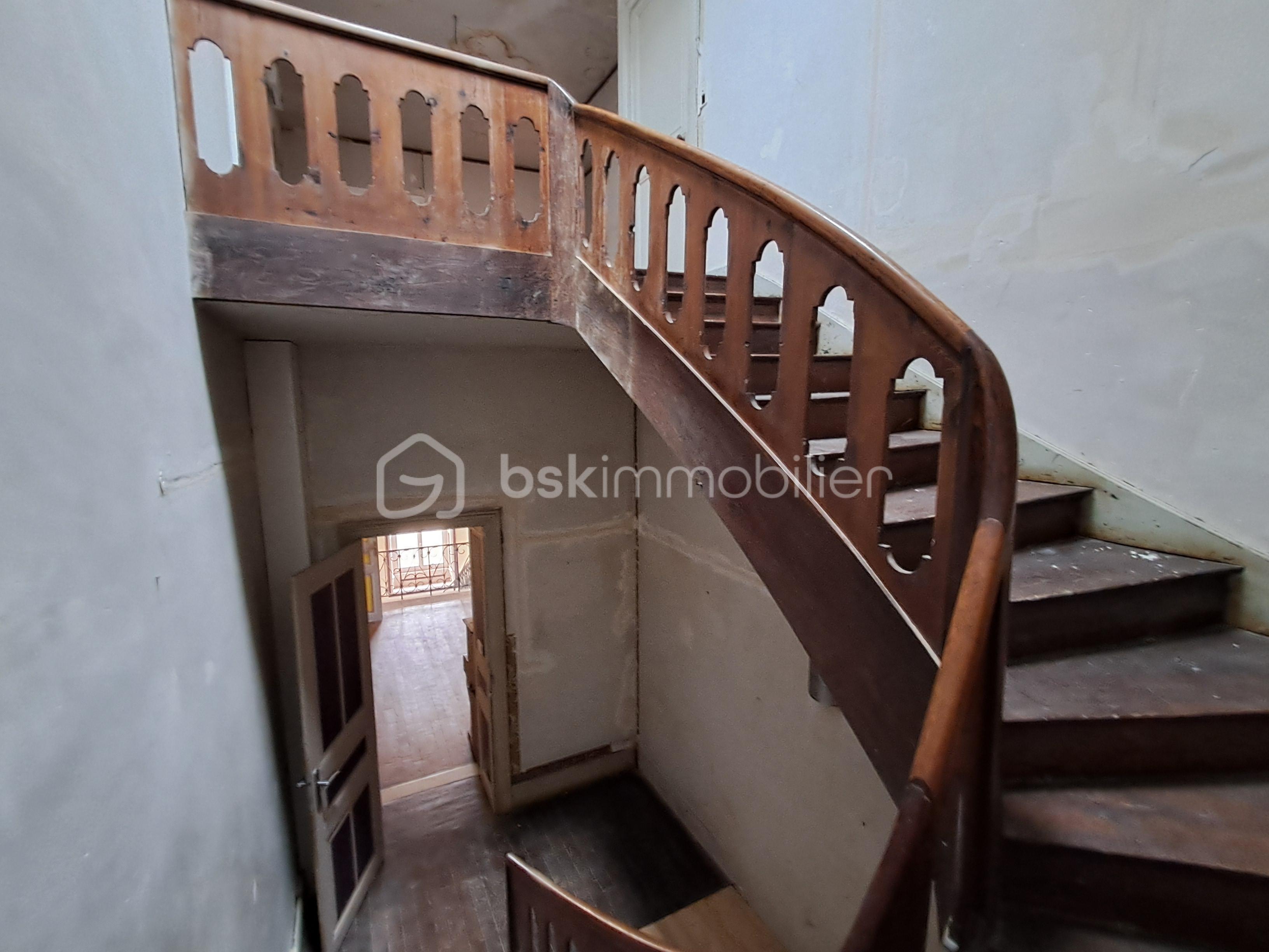 Chateau de 770 m² - ESCALIER 2 EME ETAGE.jpg