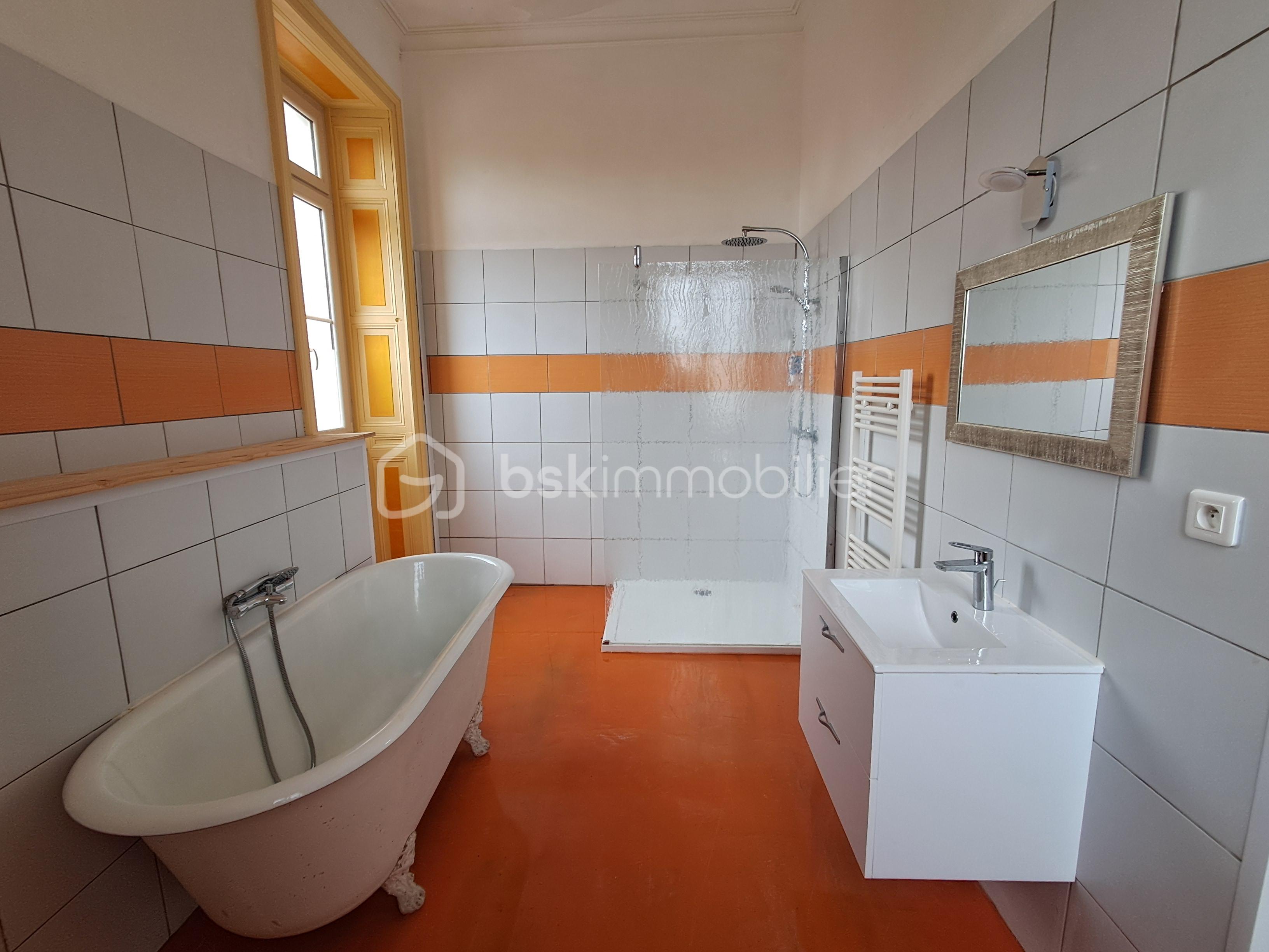 Chateau de 770 m² - SDB CHAMBRE ORANGE.jpg