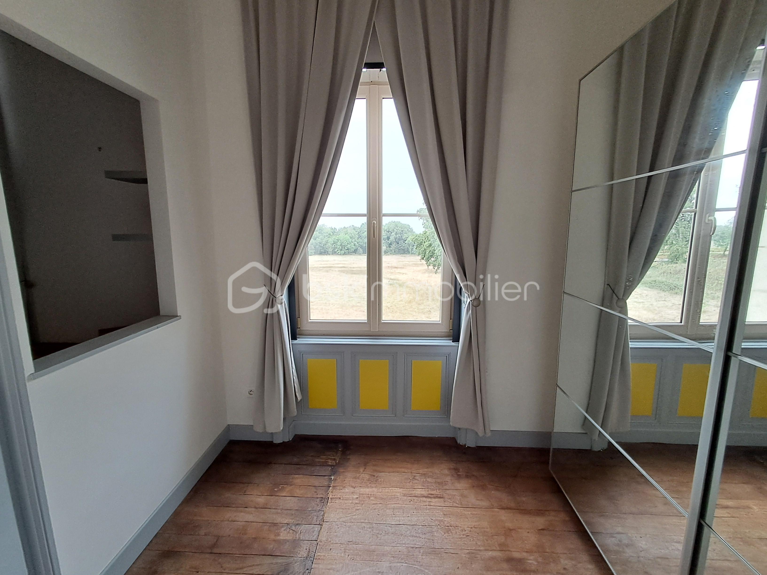 Chateau de 770 m² - DRESSING CHAMBRE JAUNE.jpg