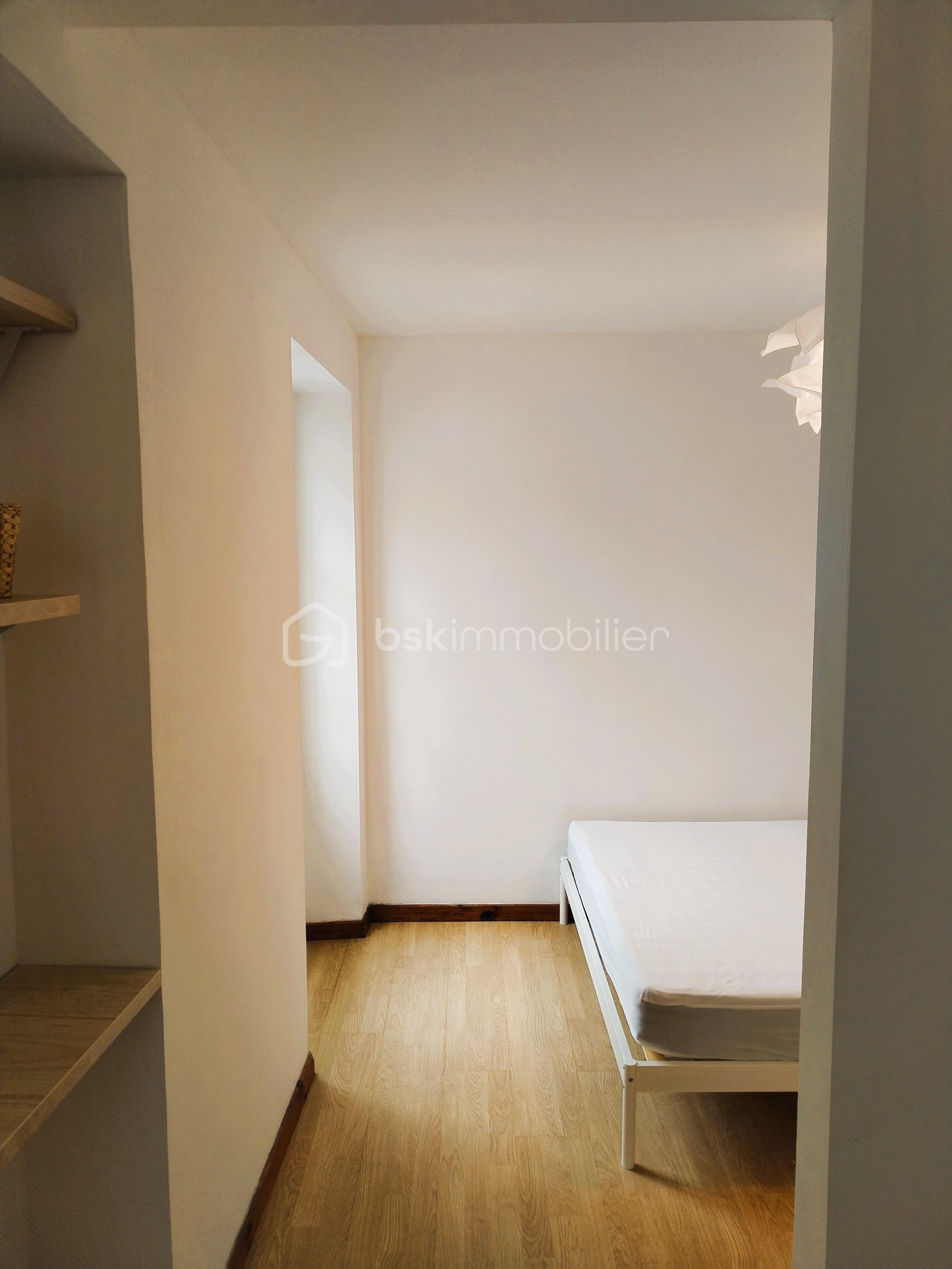 Immeuble mixte de 170 m² - valeriane Chambre.jpg