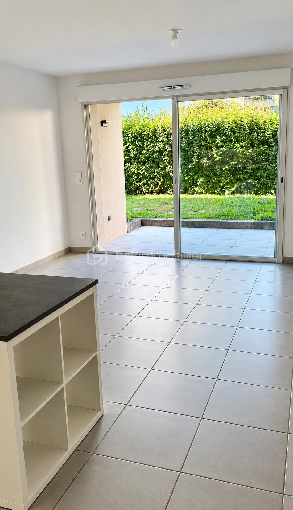 Séjour moderne ouvert sur le jardin.png