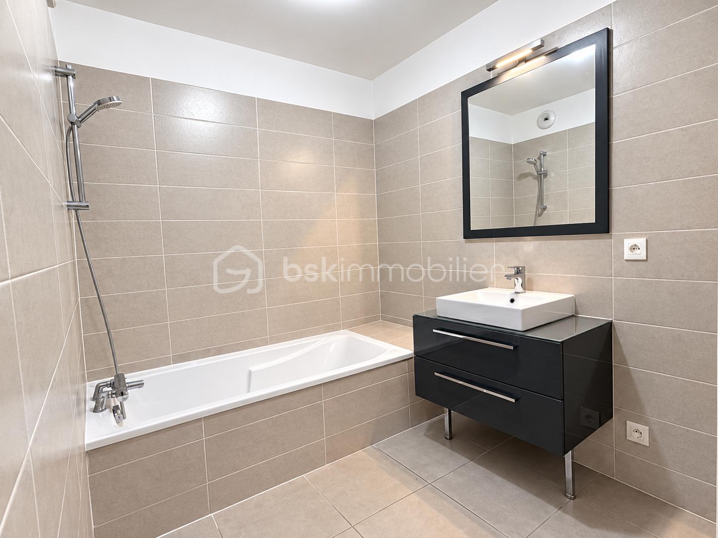 Salle de bains moderne gris taupe.png