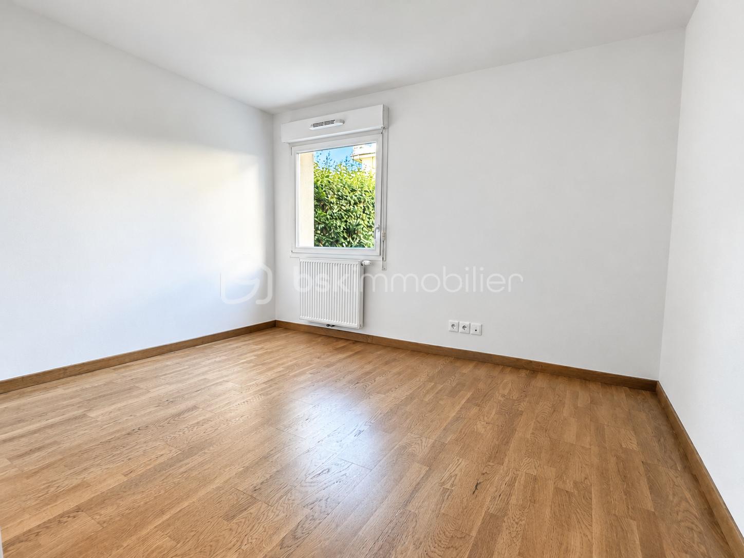 Intérieur moderne lumineux avec fenêtre.png