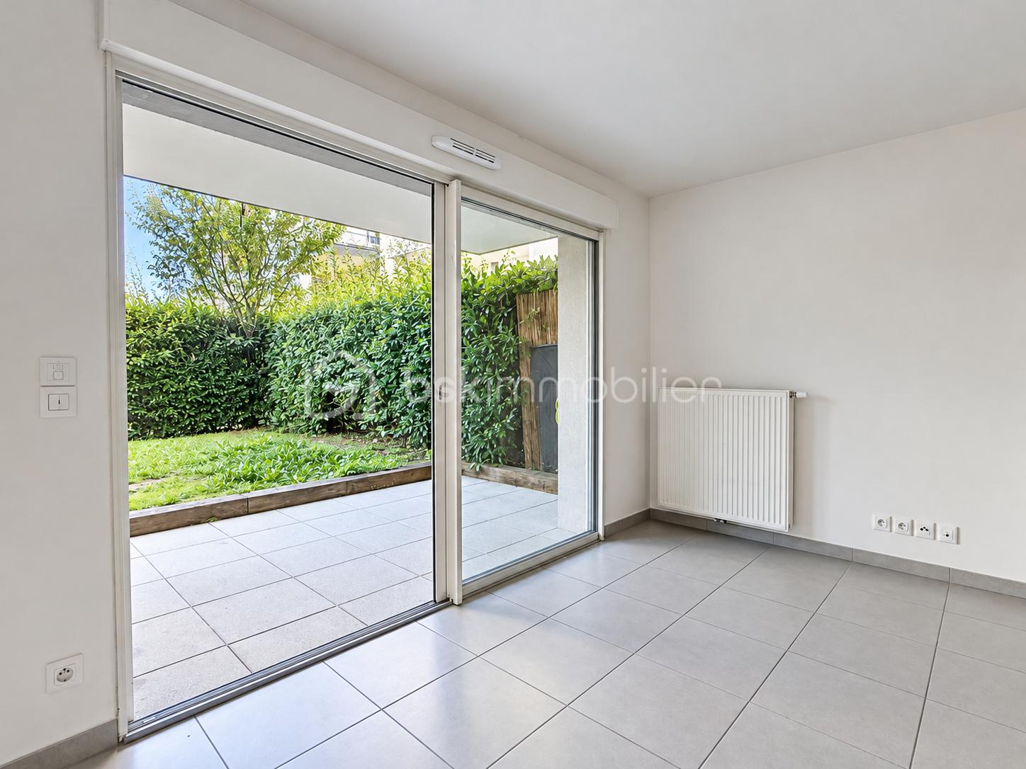 Intérieur minimaliste avec jardin verdoyant.png