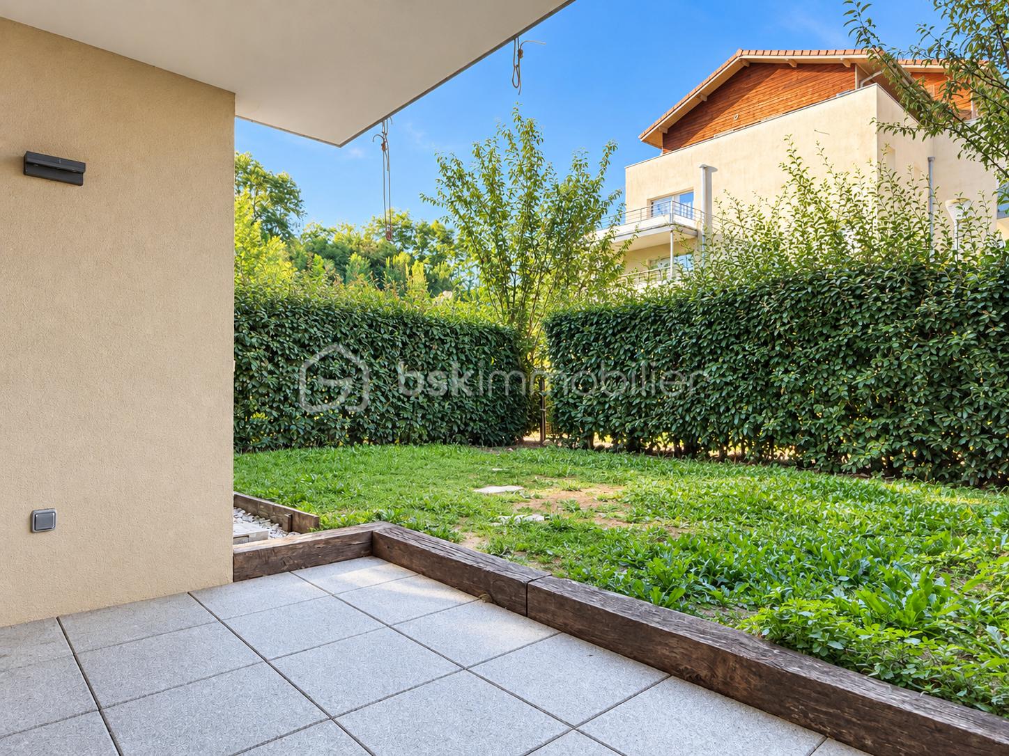 Terrasse couverte sur jardin verdoyant.png