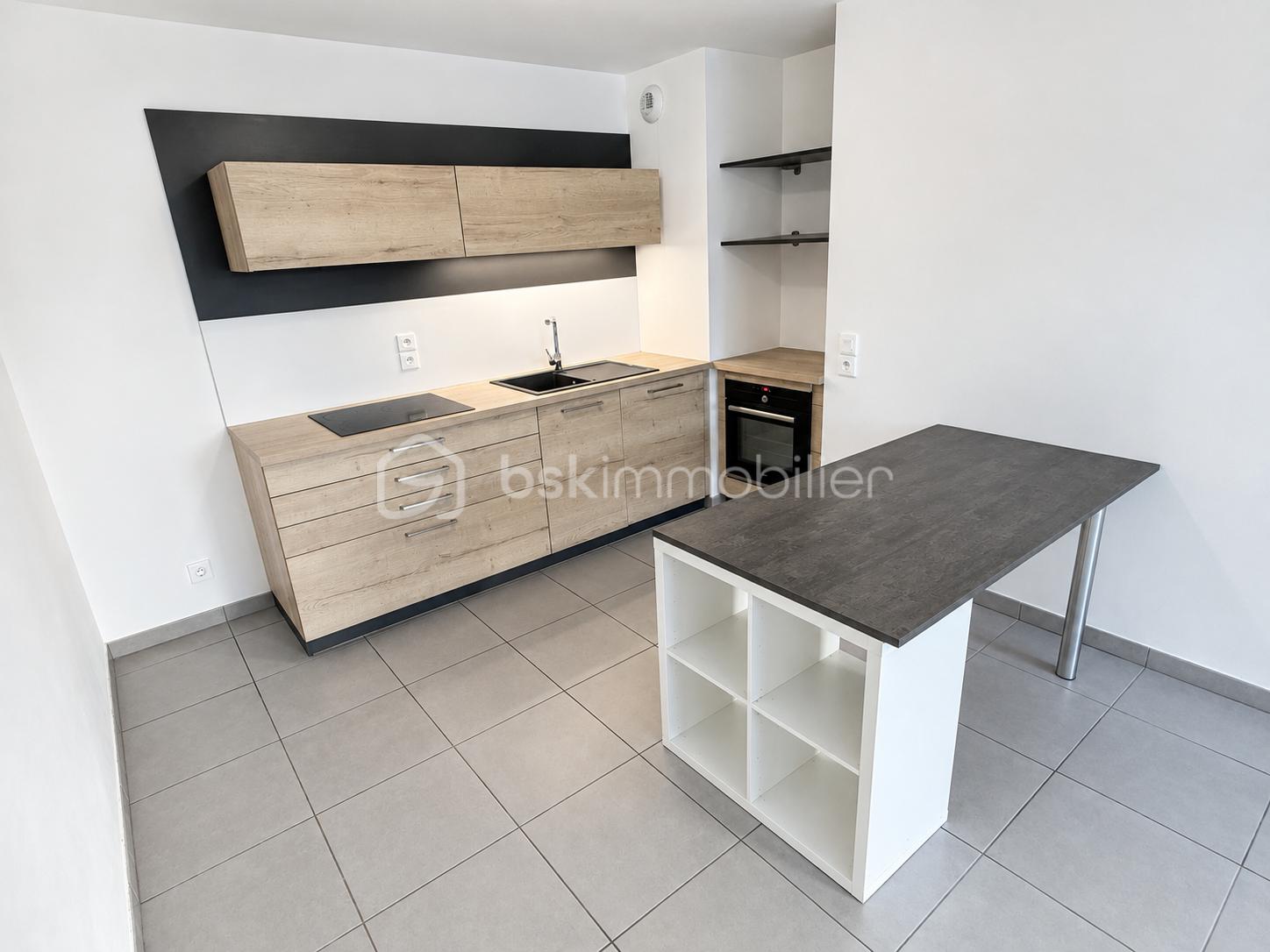 Cuisine minimaliste scandinave en bois et gris.png