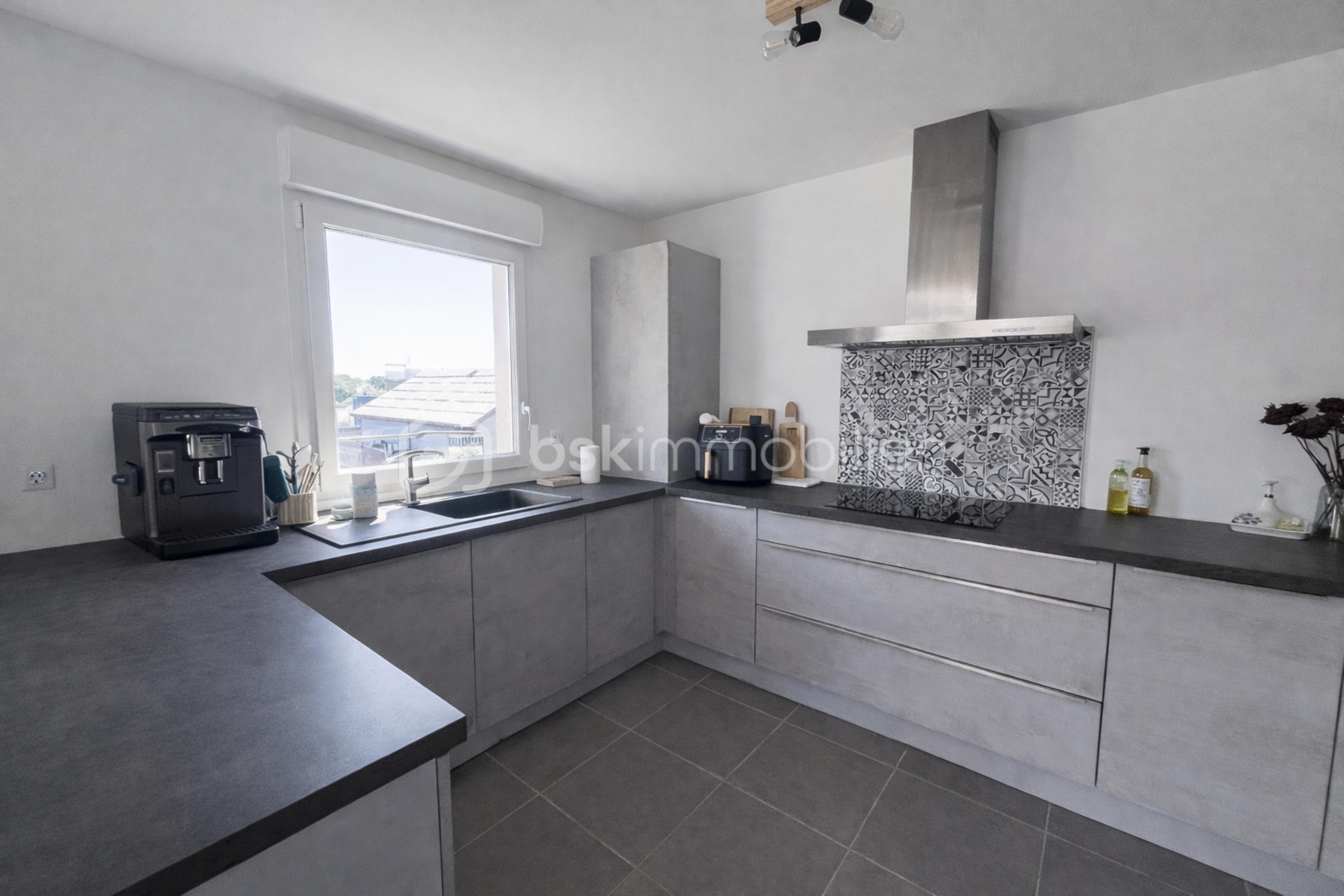 resize_Cuisine moderne avec accents de bois.png