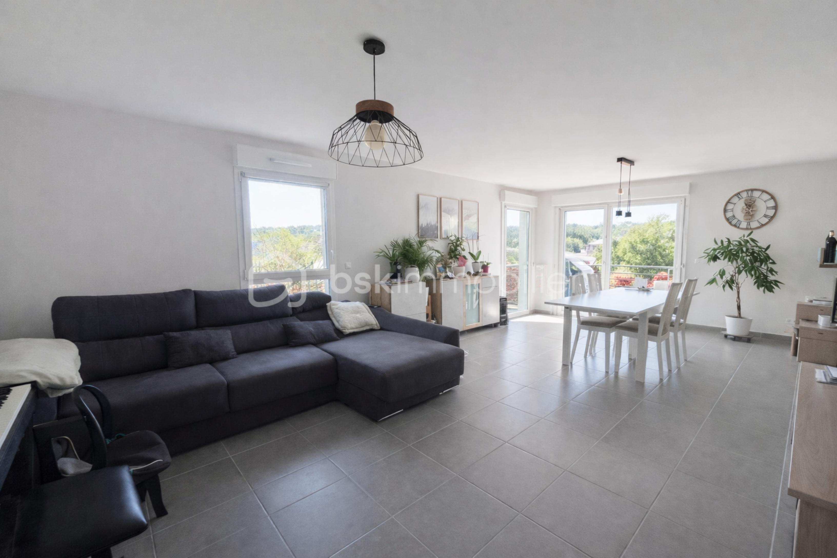 resize_Salon lumineux et moderne avec vegetation.png